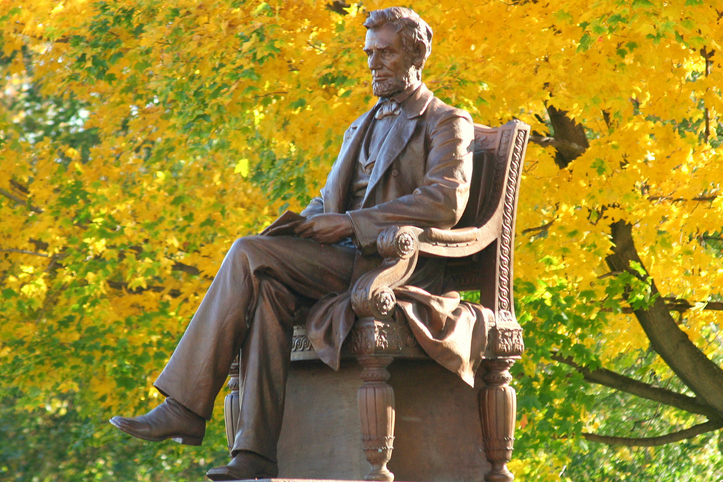 A statue of Abraham Lincoln
