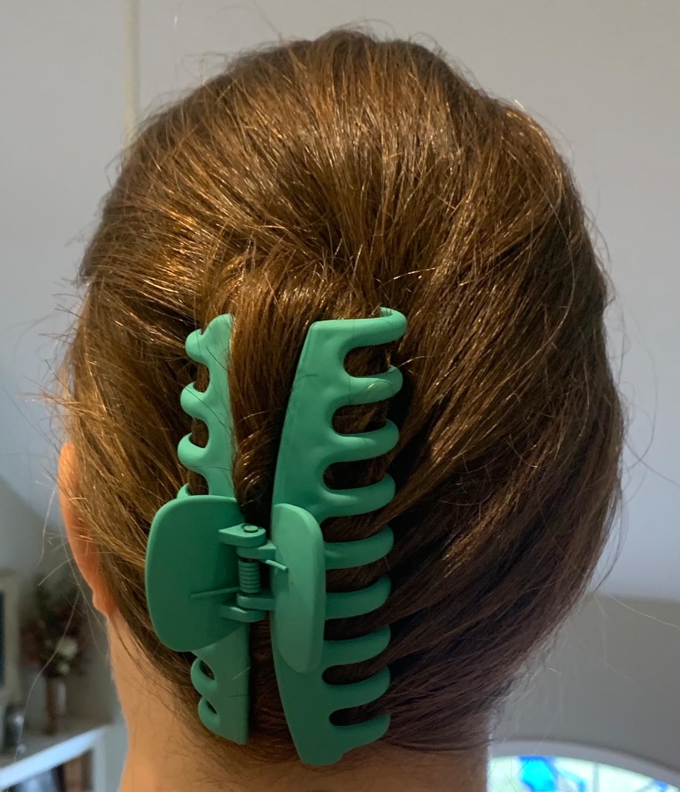 Reviewer wearing the green clip in their hair