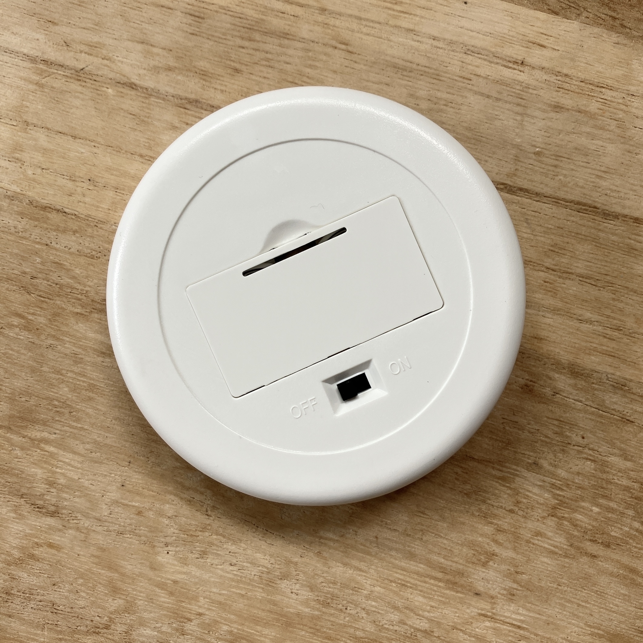 DAISO(ダイソー)のおすすめ小物「枠が光るLED付コンパクトミラー ラウンド」