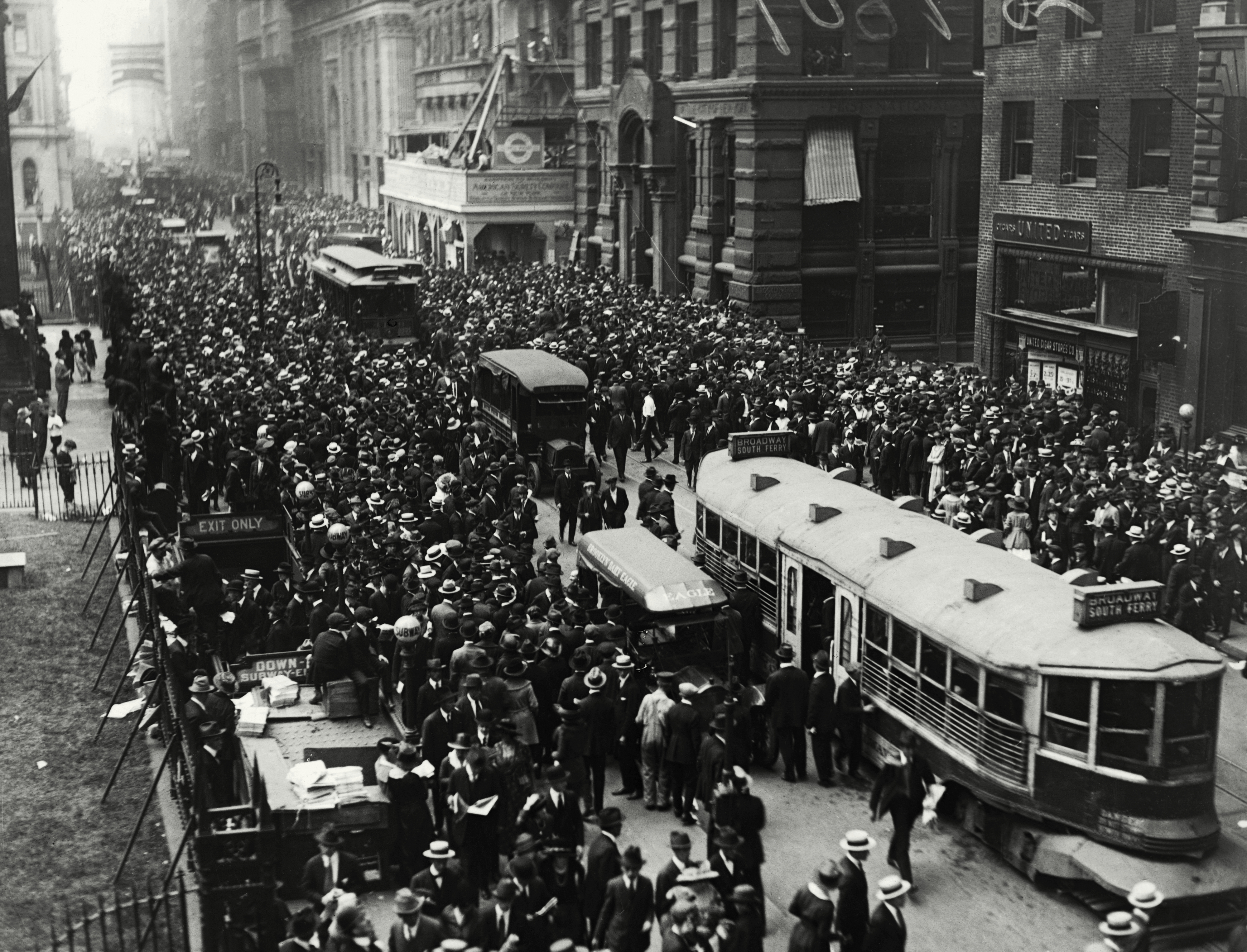 a very packed Wall Street in 1920
