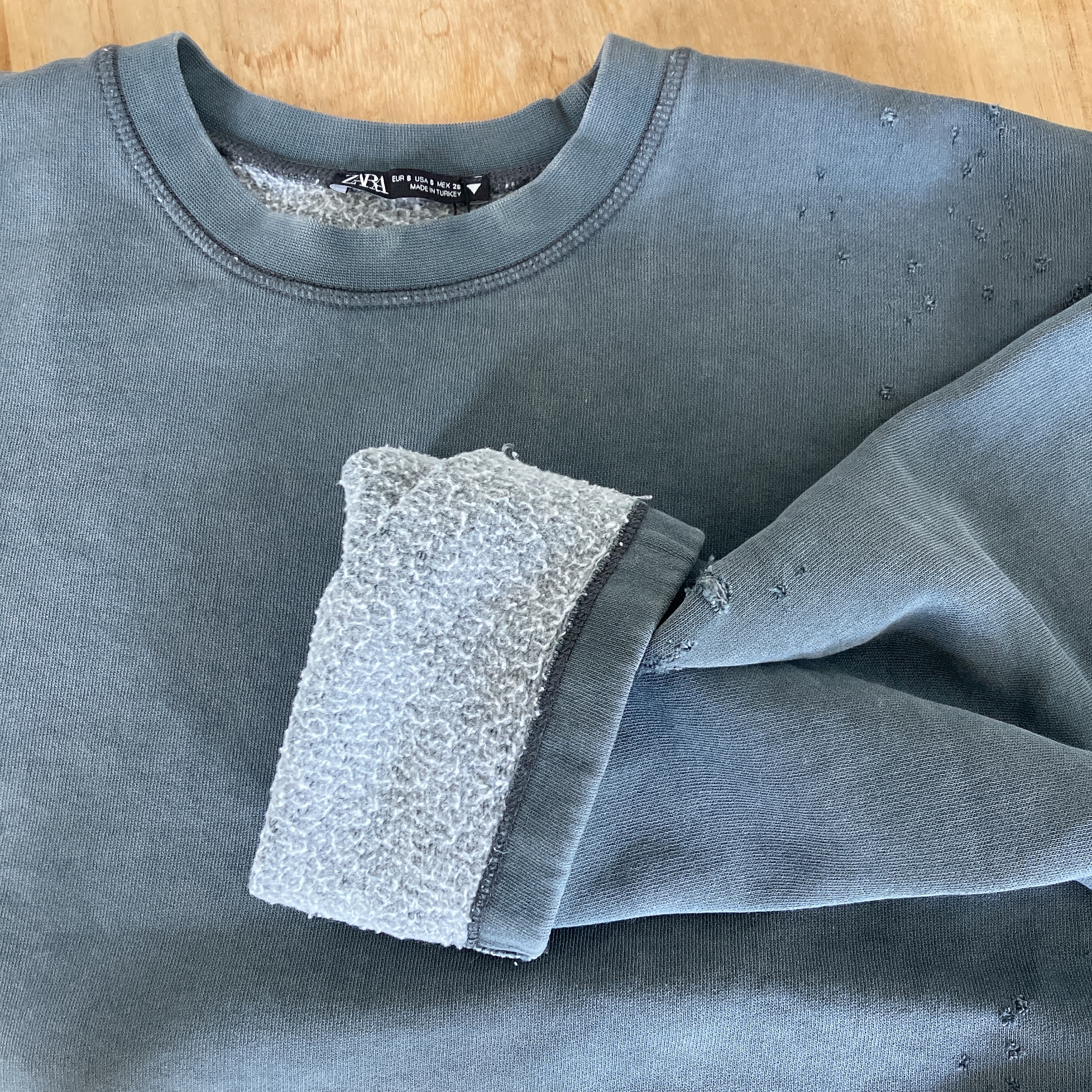 ZARA(ザラ)のおすすめスウェット「ダメージ フェイドエフェクト スウェットシャツ」