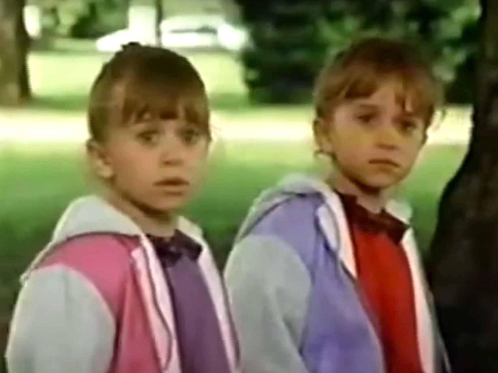 closeup of young mary kate and ashley