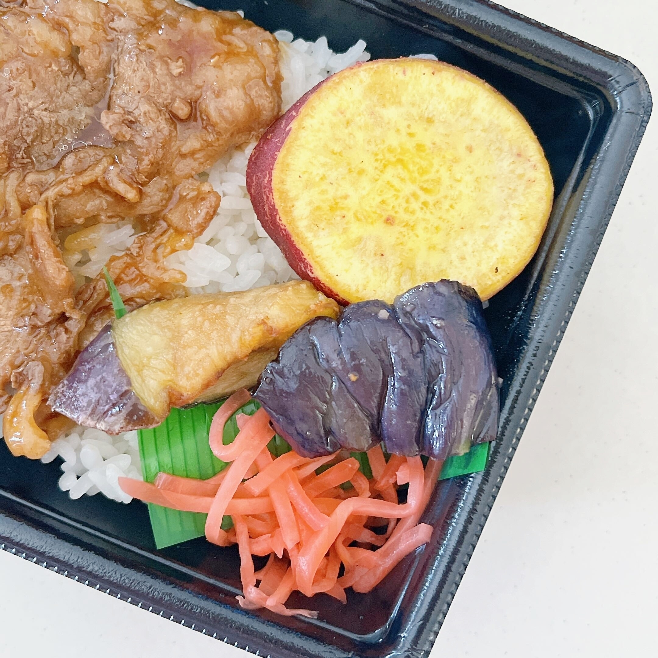 ほっともっとのオススメの期間限定「～ブラックアンガスビーフ～ 牛カルビ重（特製甘辛焼肉ダレ）」