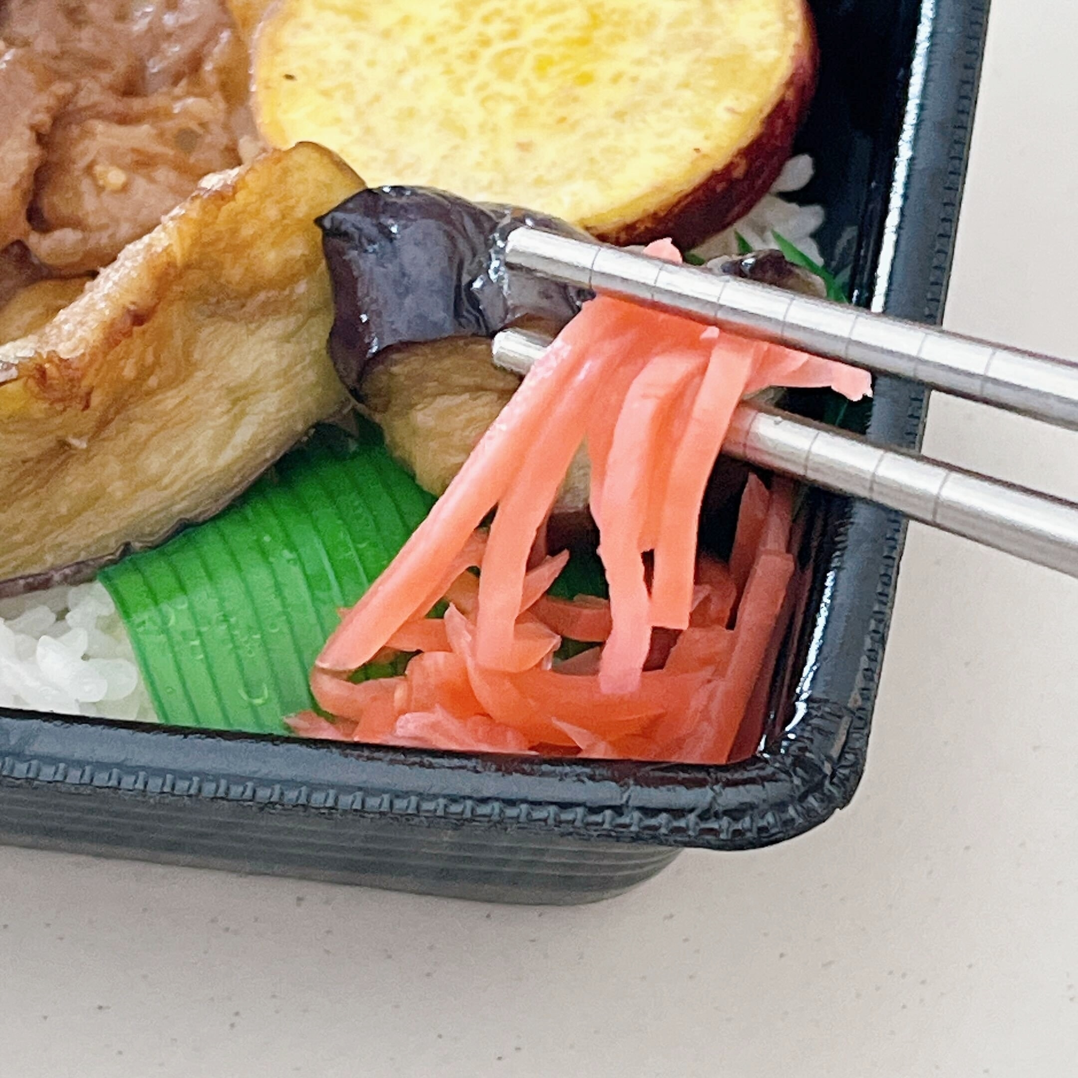 ほっともっとのオススメの期間限定「～ブラックアンガスビーフ～ 牛カルビ重（特製甘辛焼肉ダレ）」