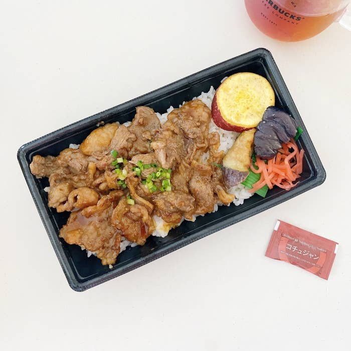 ほっともっとのオススメの期間限定「～ブラックアンガスビーフ～ 牛カルビ重（特製甘辛焼肉ダレ）」