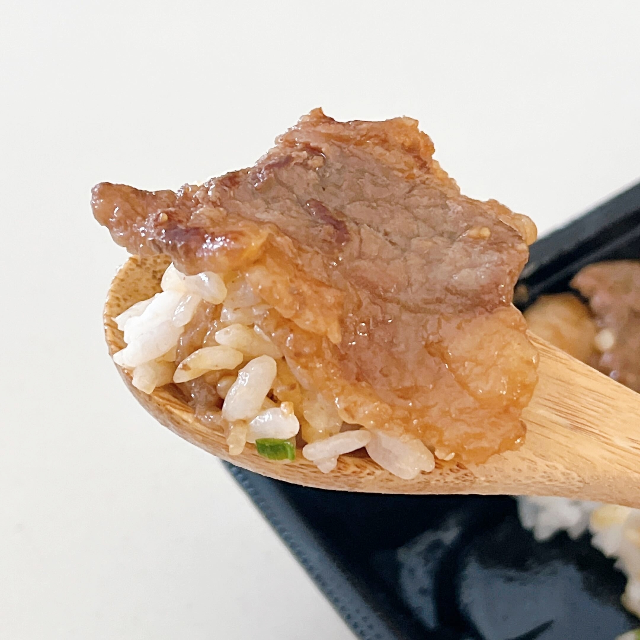 ほっともっとのオススメの期間限定「～ブラックアンガスビーフ～ 牛カルビ重（特製甘辛焼肉ダレ）」