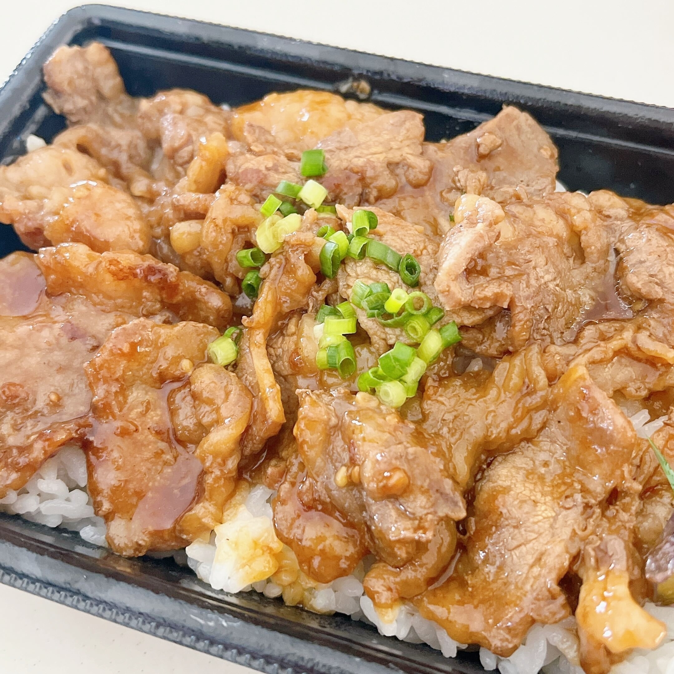 ほっともっとのオススメの期間限定「～ブラックアンガスビーフ～ 牛カルビ重（特製甘辛焼肉ダレ）」