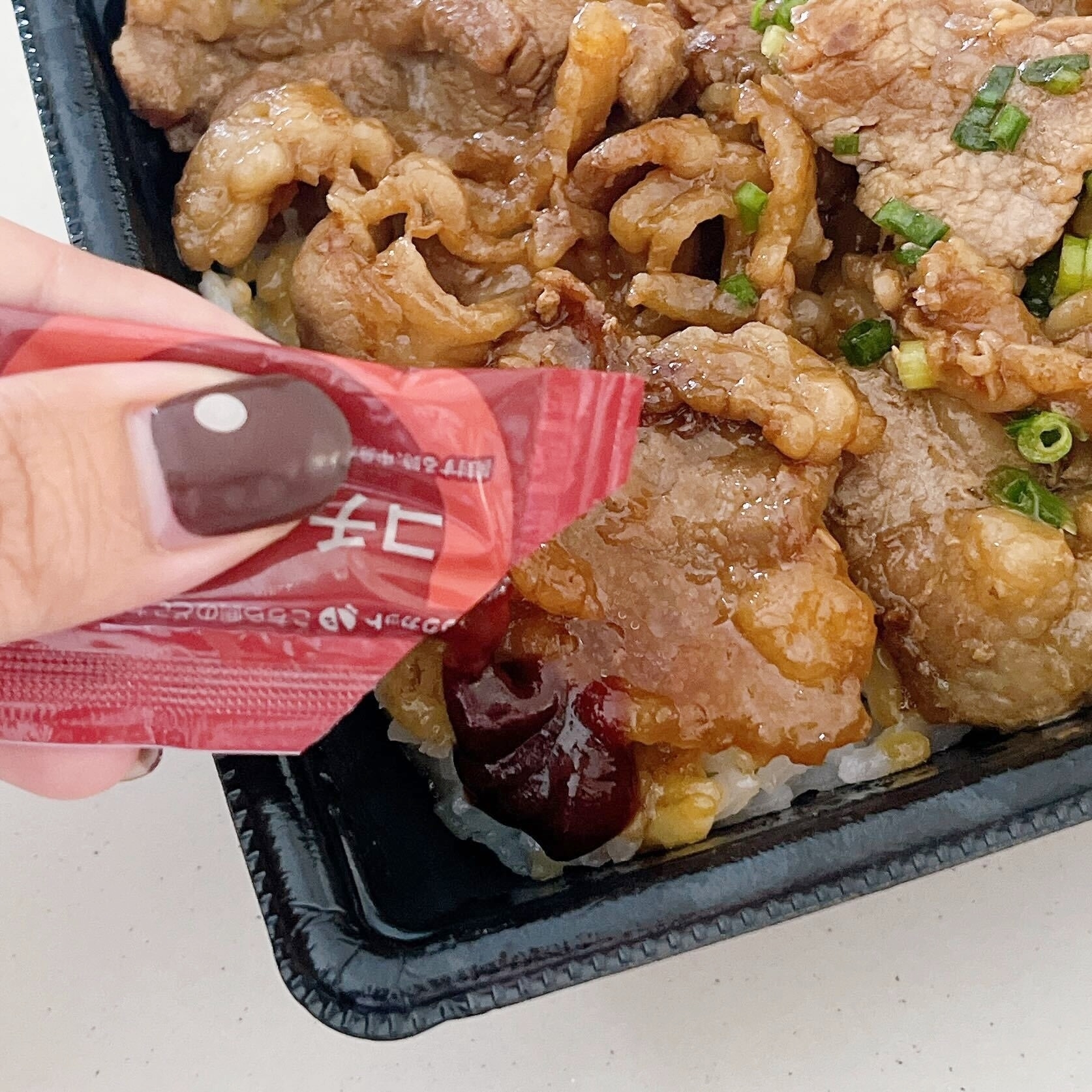 ほっともっとのオススメの期間限定「～ブラックアンガスビーフ～ 牛カルビ重（特製甘辛焼肉ダレ）」