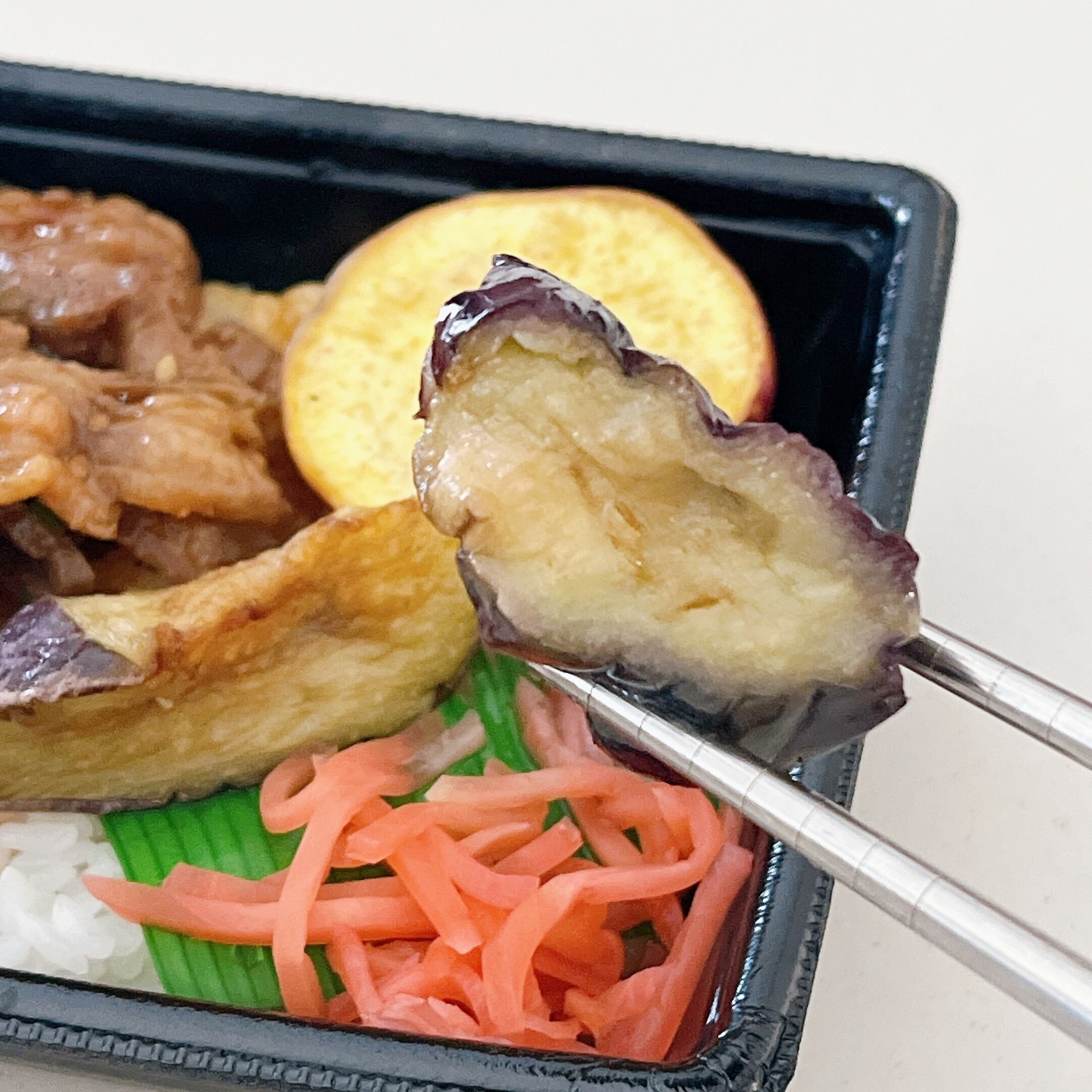 ほっともっとのオススメの期間限定「～ブラックアンガスビーフ～ 牛カルビ重（特製甘辛焼肉ダレ）」