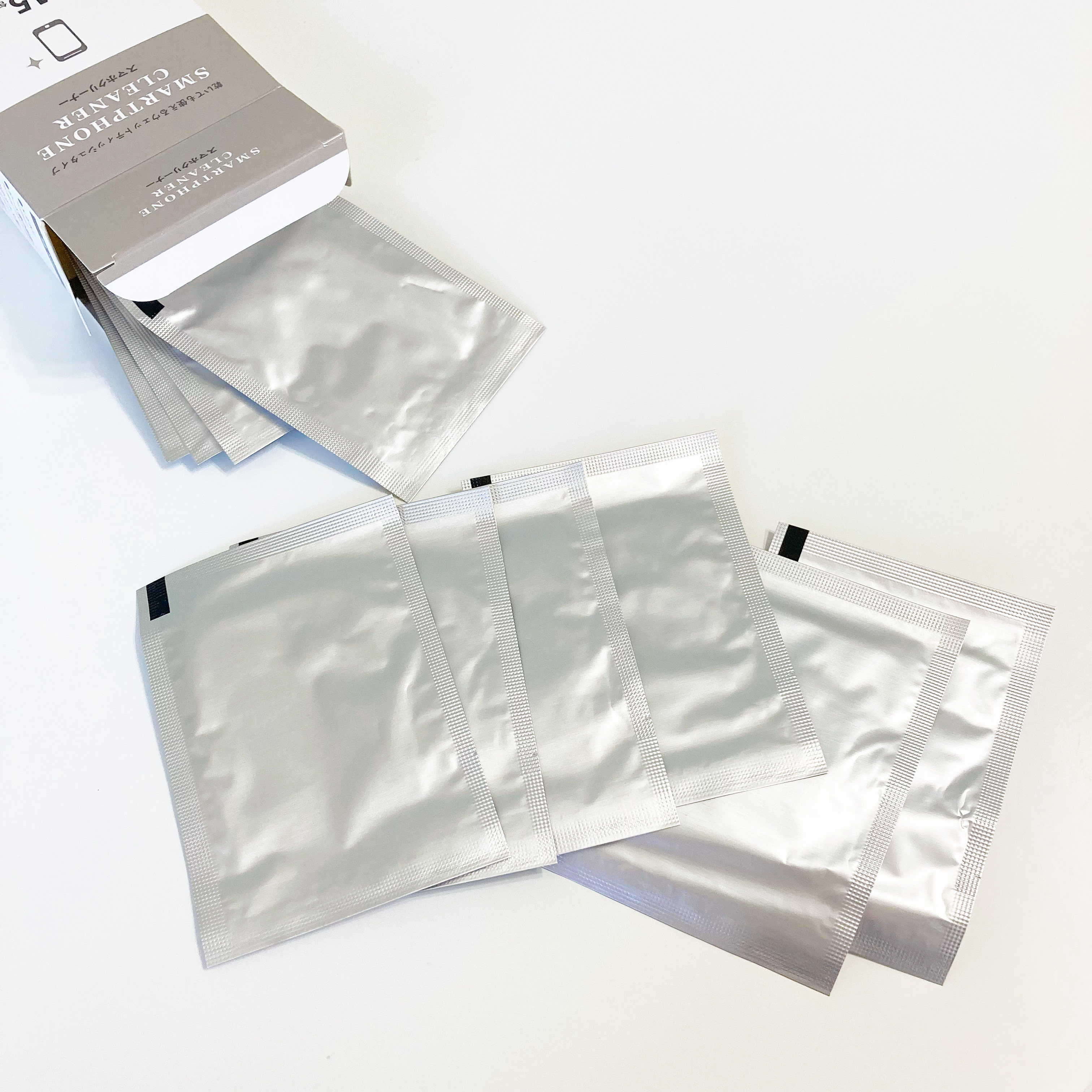 DAISO(ダイソー)の便利アイテム「スマホクリーナー(ウェットティッシュタイプ、15包)」