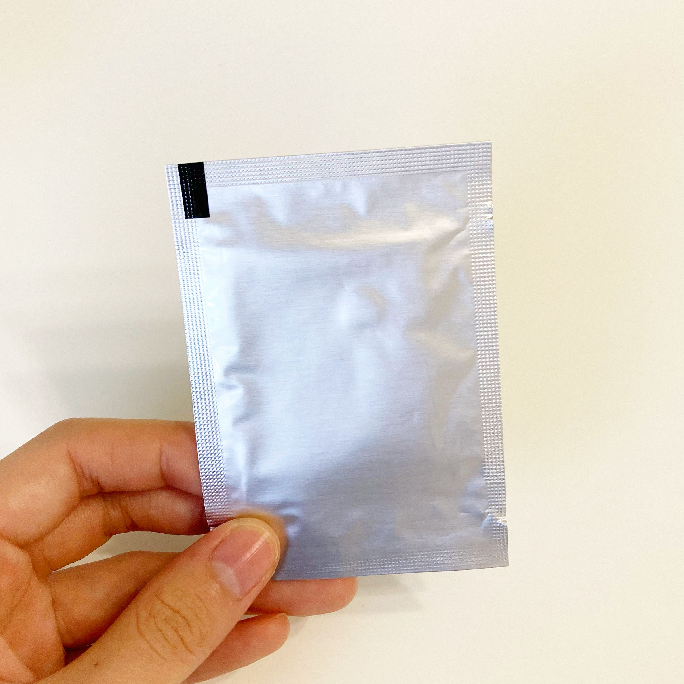 DAISO(ダイソー)の便利アイテム「スマホクリーナー(ウェットティッシュタイプ、15包)」