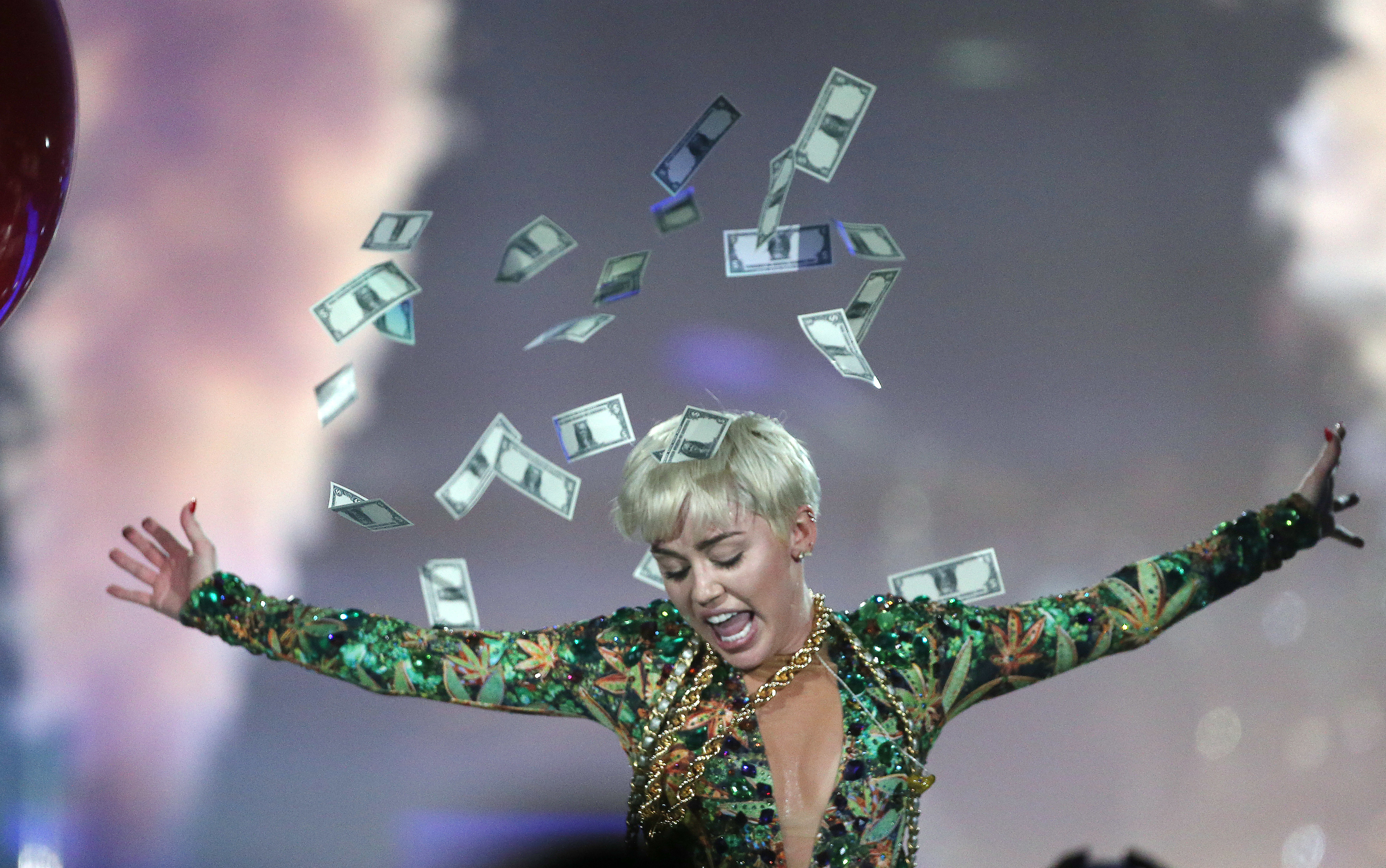 miley throwing money on stage