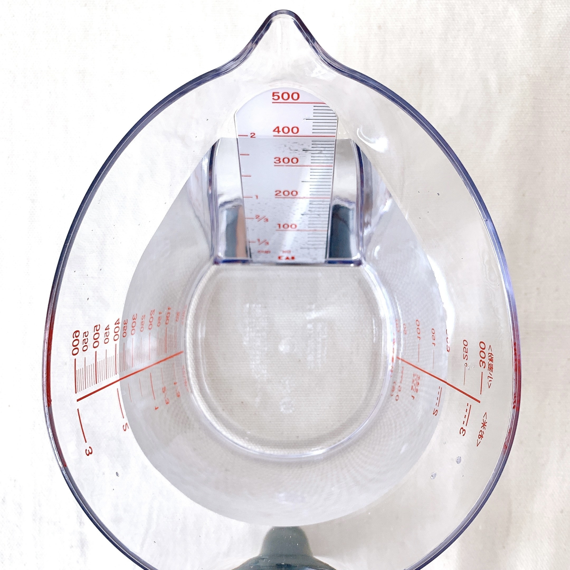 ニトリのキッチンアイテム「上から量れる耐熱計量カップ（600ml）」