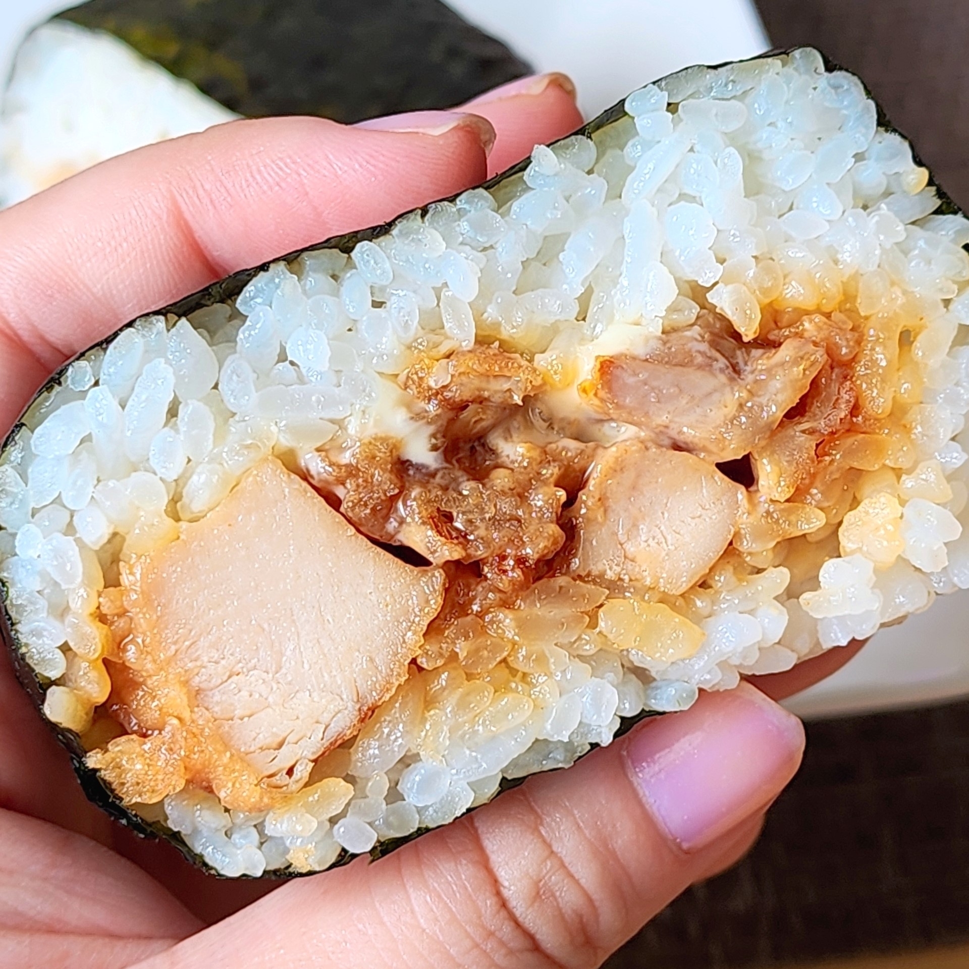 ファミリーマートのオススメの商品「オグリキャップのばくだんむすび（から揚げマヨネーズ）」