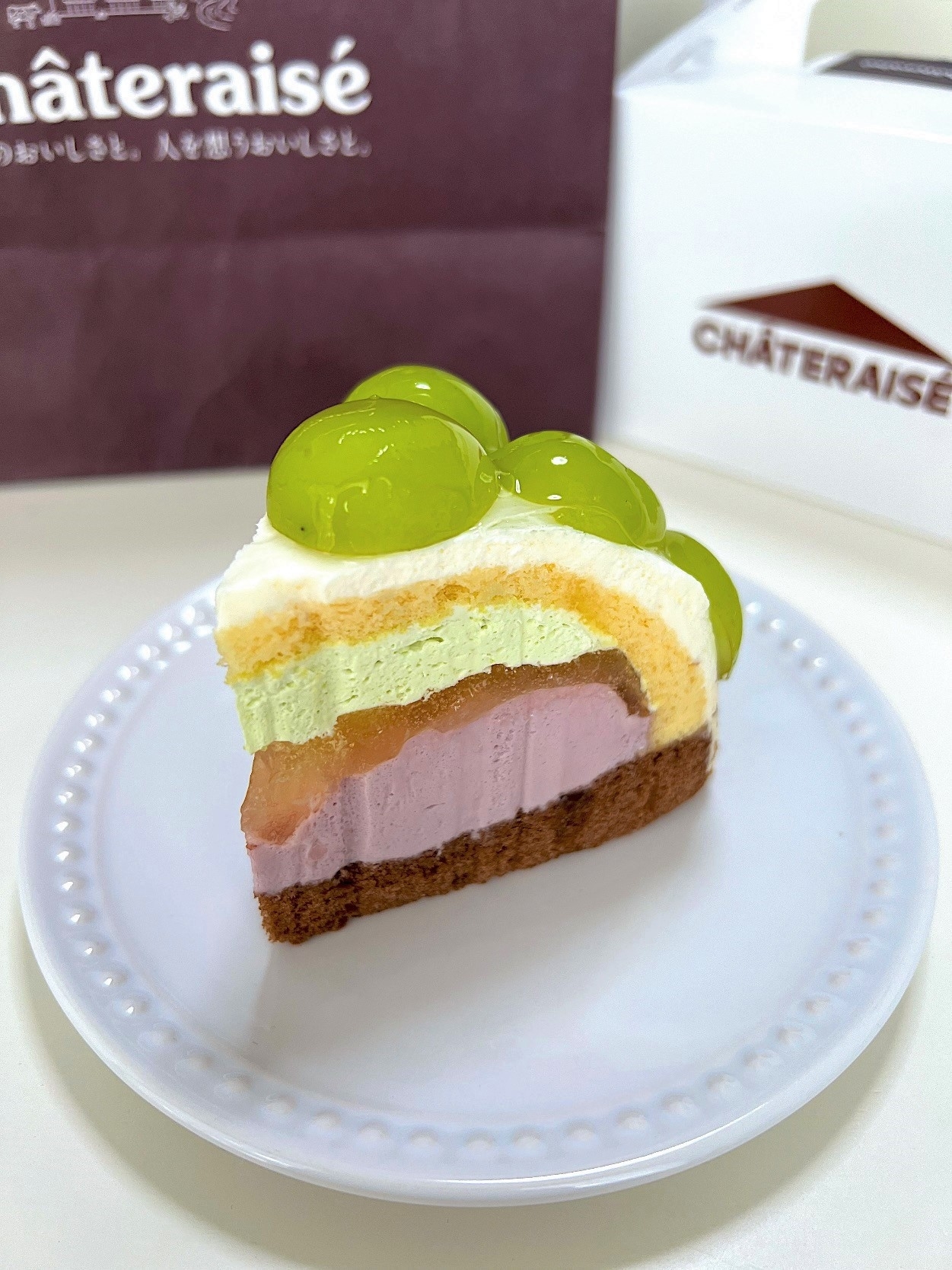 Châteraisé（シャトレーゼ）のおすすめスイーツ「フルーツボンブケーキ 山梨県産シャインマスカット」