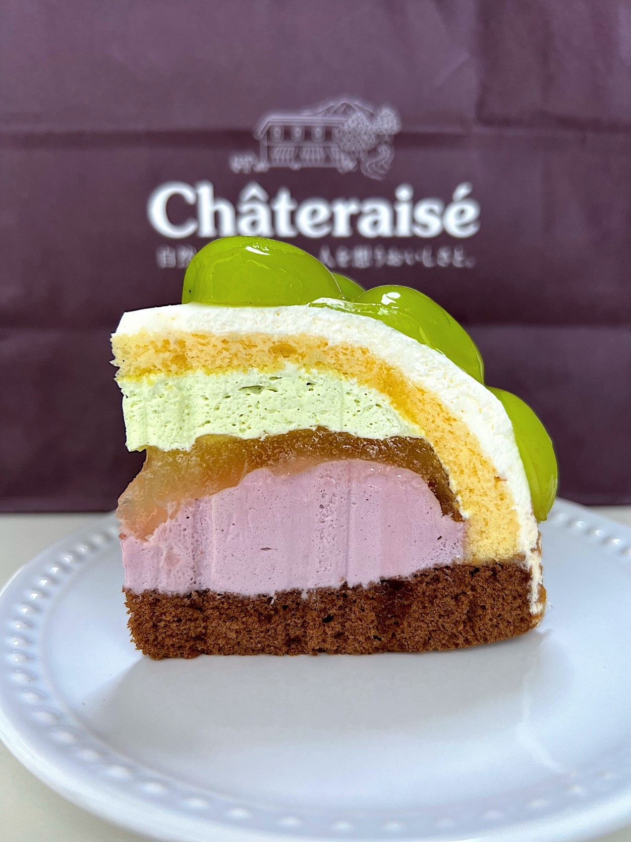 Châteraisé（シャトレーゼ）のおすすめスイーツ「フルーツボンブケーキ 山梨県産シャインマスカット」
