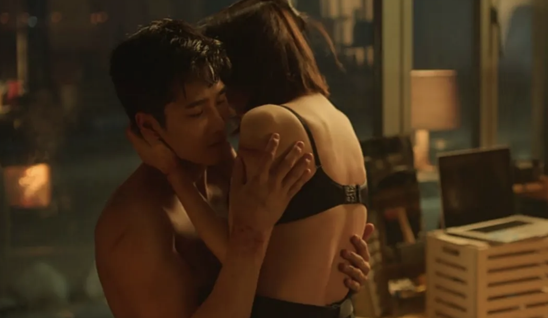 Two character hooking up in the K-Drama &quot;My Name&quot;