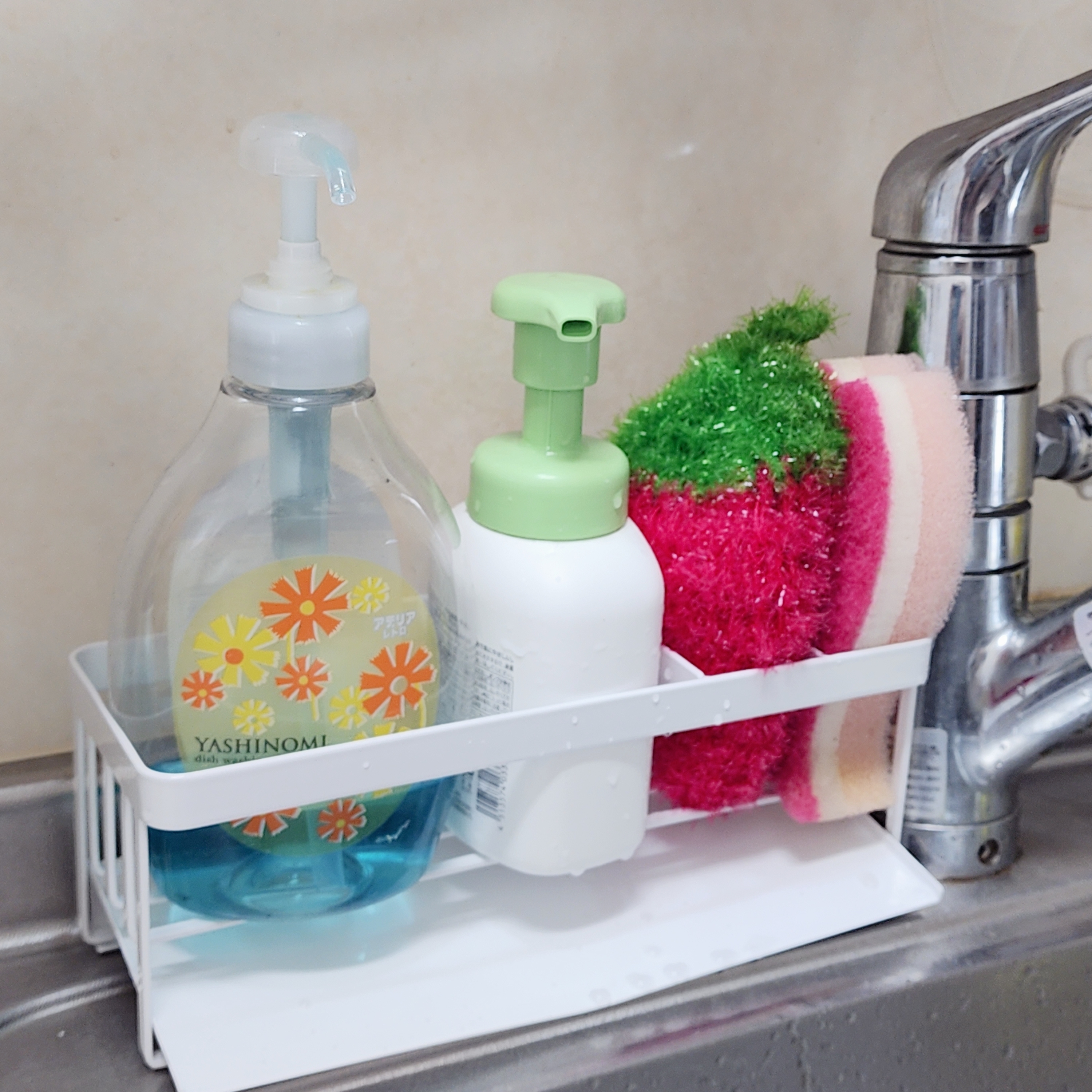 LOFT（ロフト）のおすすめ便利グッズ「水が流れるスポンジ＆ボトルホルダー ホワイト 5016 tower（タワー）」