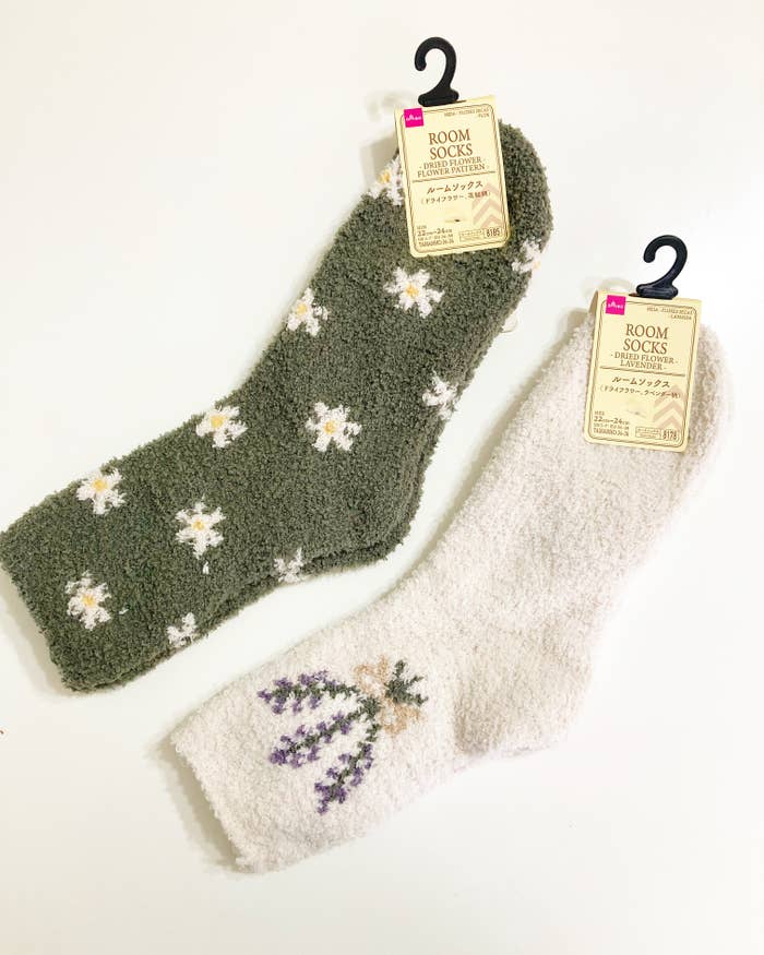 DAISO(ダイソー)の「ルームソックス(ドライフラワー、花総柄)」