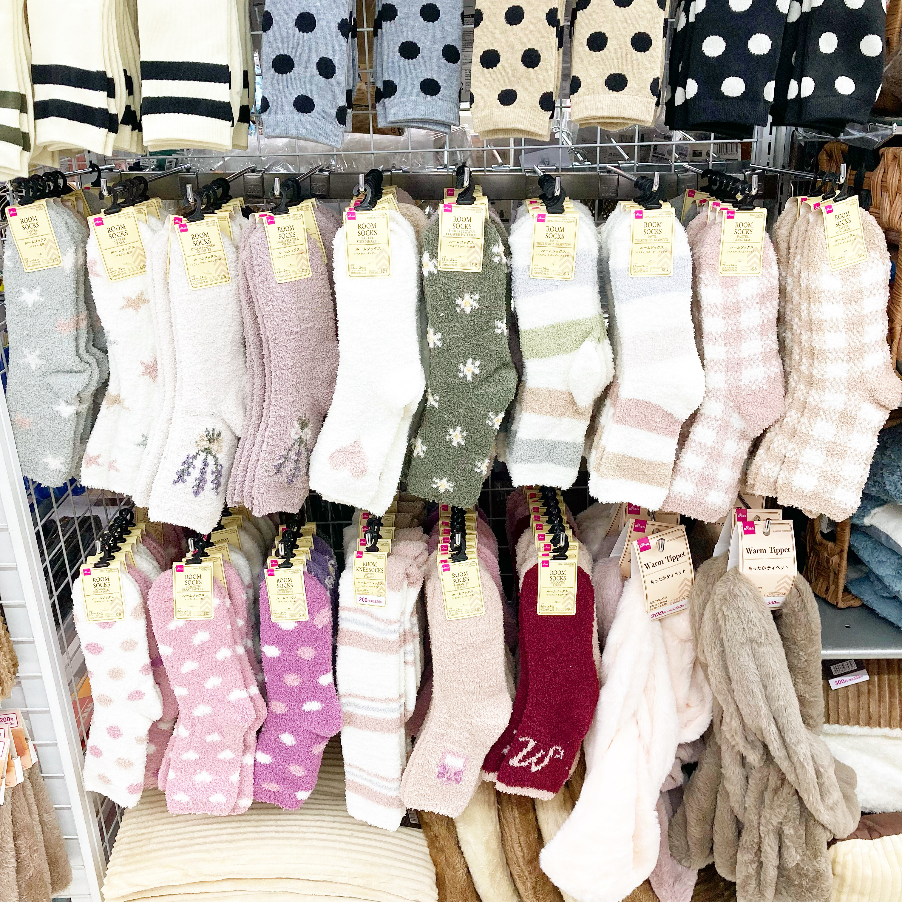 DAISO(ダイソー)の「ルームソックス(ドライフラワー、花総柄)」