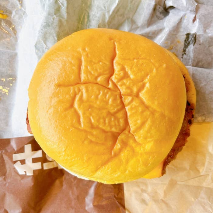 McDonald&#x27;s（マクドナルド）の秋限定バーガー「七味香る 牛すき月見」