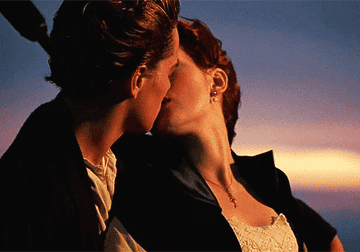 Jack and Rose from &quot;Titanic&quot; kissing