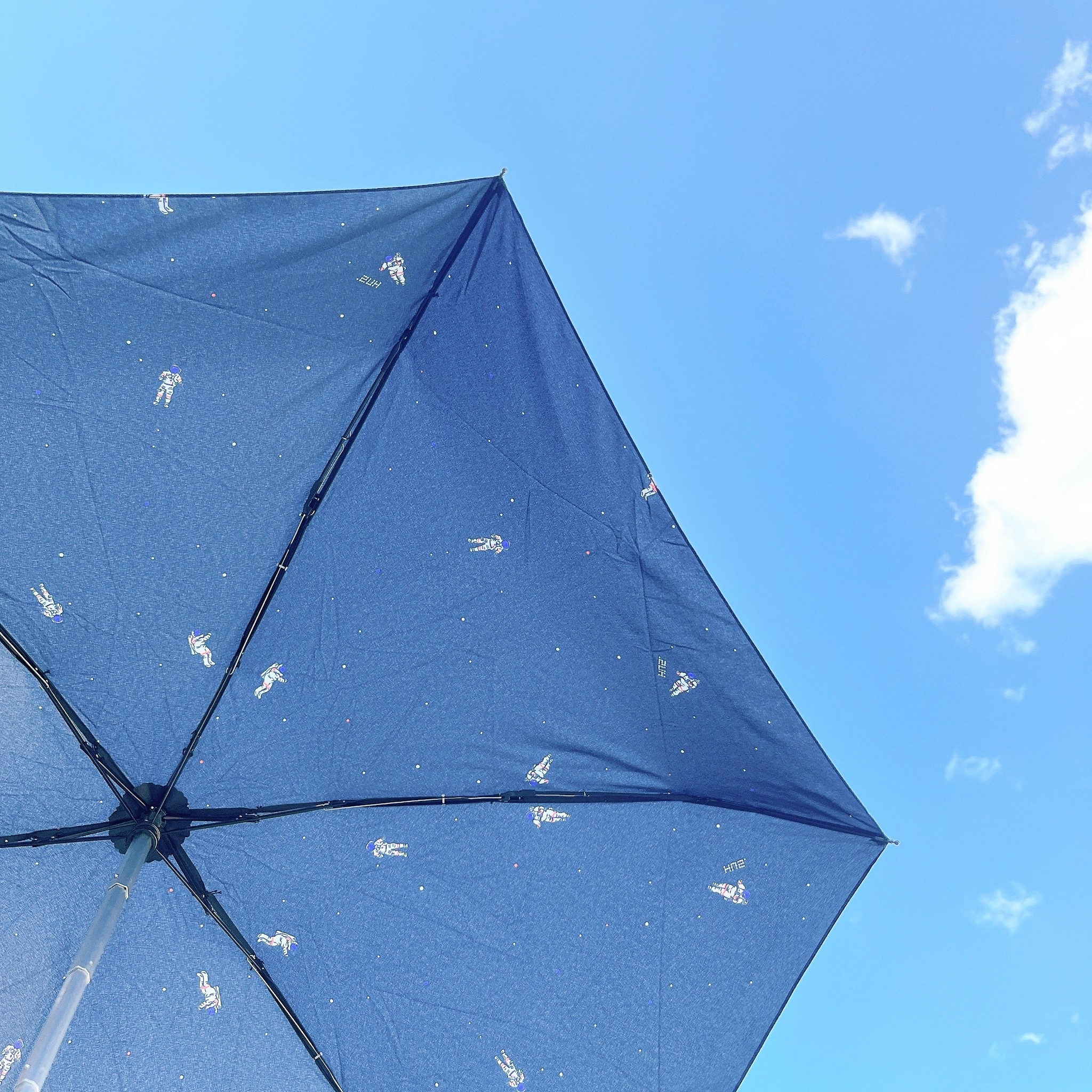 LOFT（ロフト）のオススメの雑貨「晴雨兼用折りたたみ傘 スマートデュオ フリー アストロノーツ ハス」