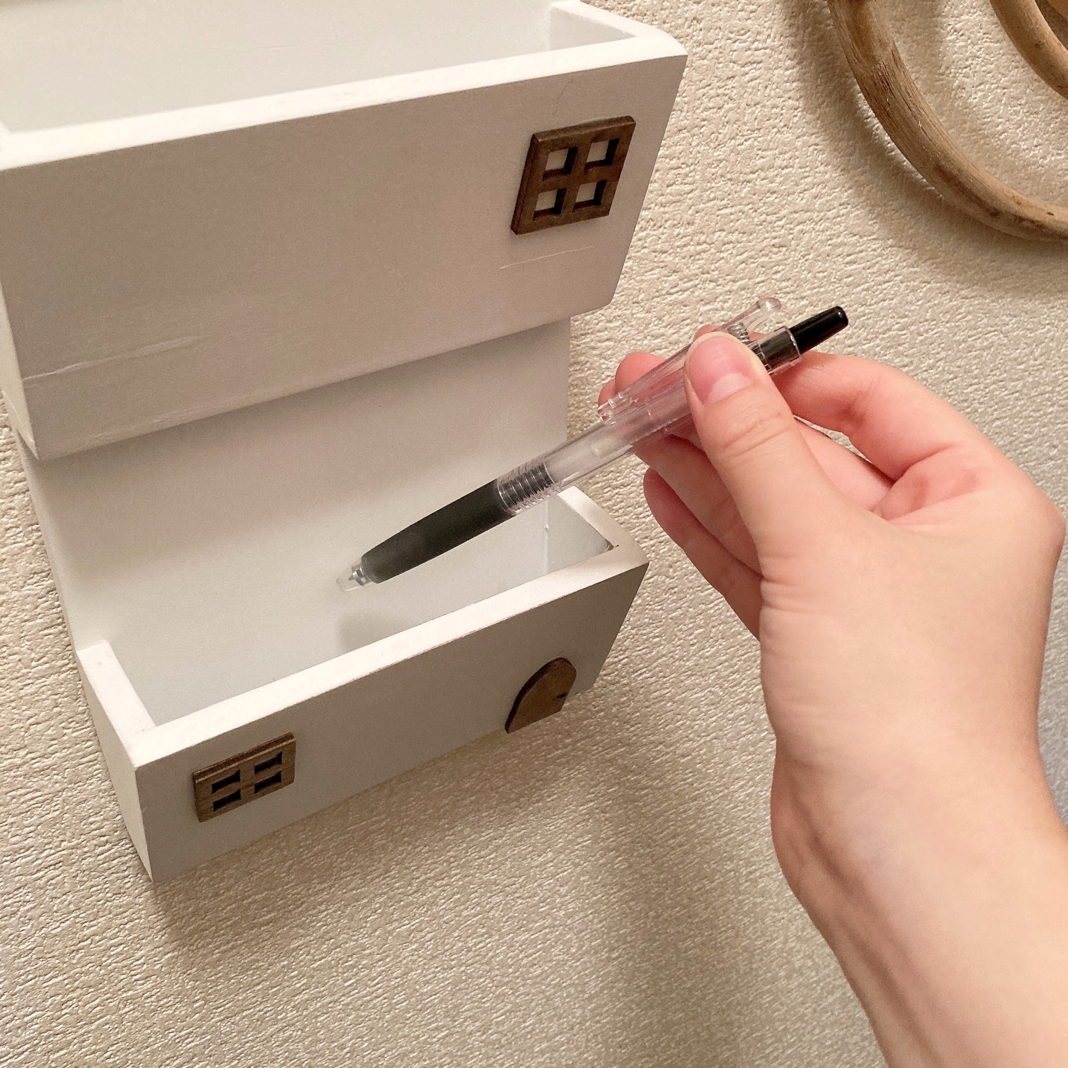 salut!(サリュ)のオススメの便利グッズ「【お家の中の小さなおうち】おうちはがき収納ラック」