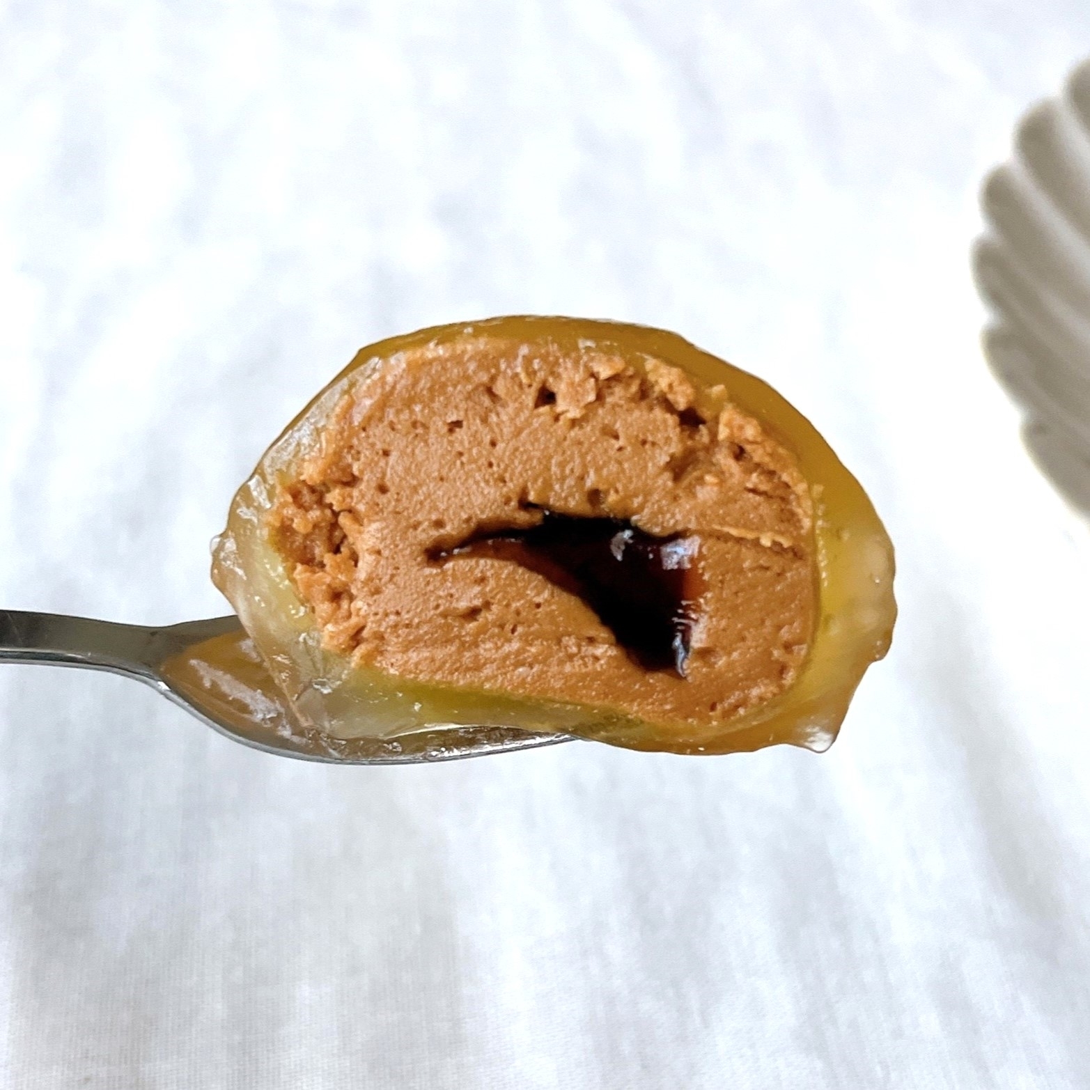 ローソンのオススメの商品「わらび餅で包んだきなこ玉(黒蜜入り)」