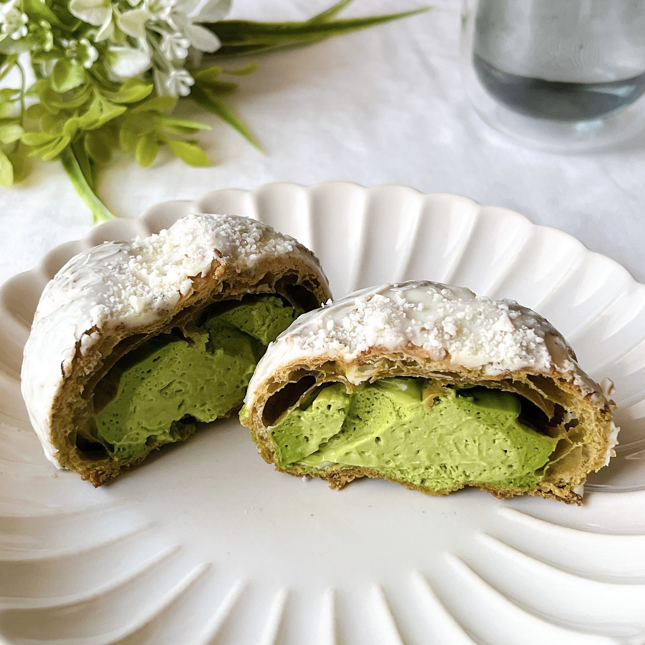 ローソンのオススメの商品「お抹茶クッキーシュー(抹茶ラテ風)」