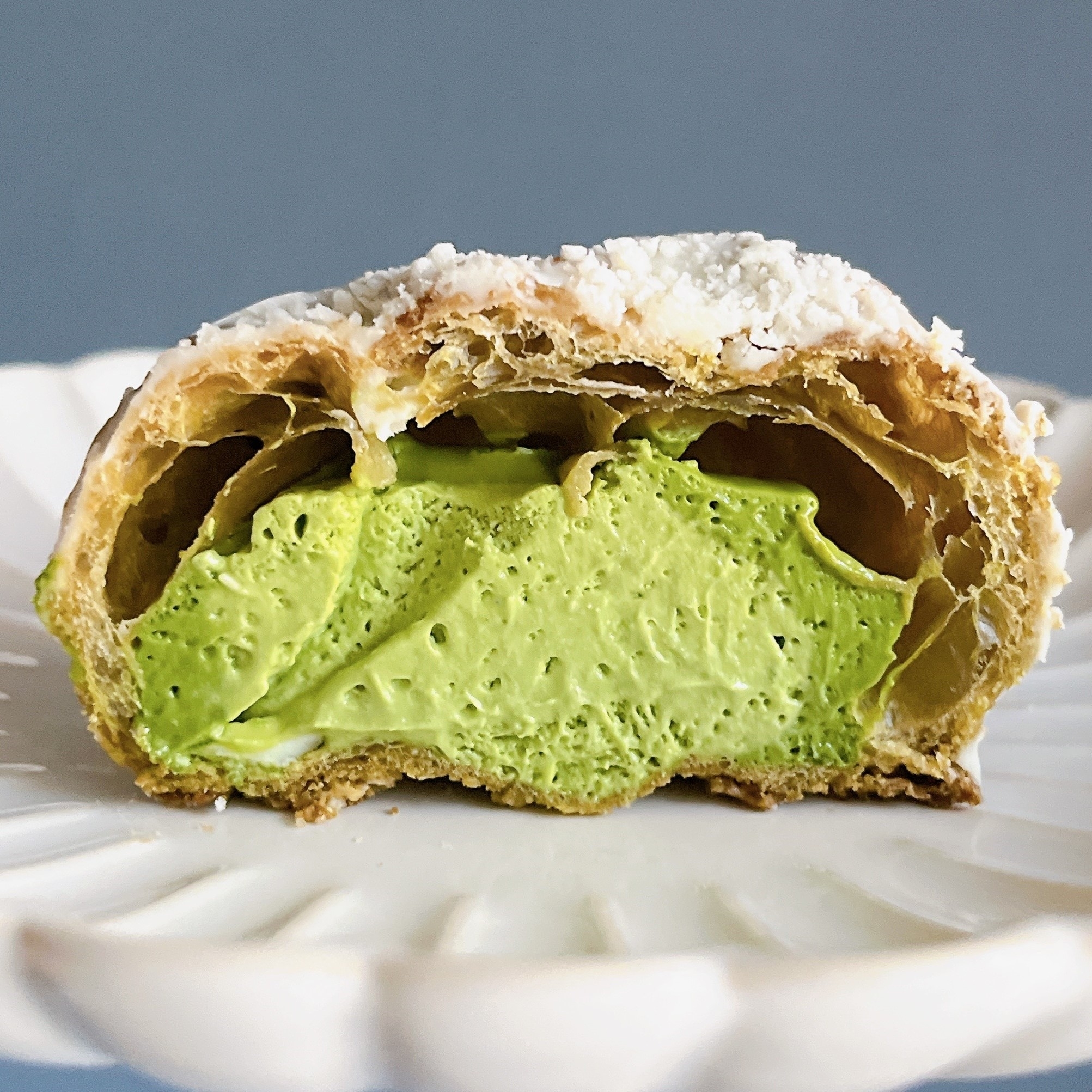 ローソンのオススメの商品「お抹茶クッキーシュー(抹茶ラテ風)」