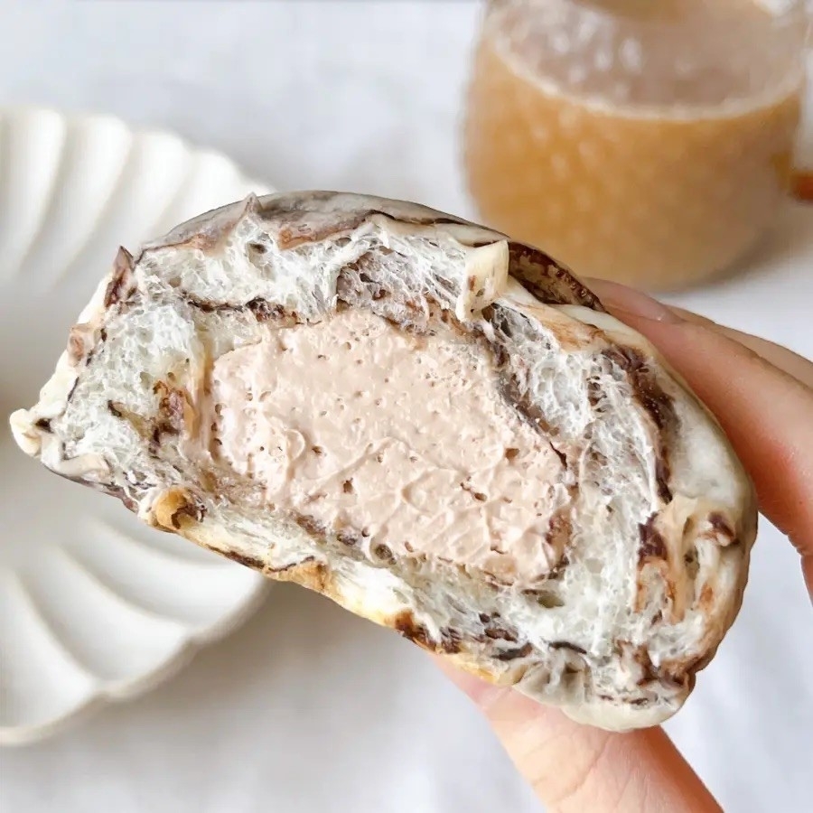 ファミリーマート（FamilyMart）のおすすめパン「たっぷりホイップコロネ（チョコ）」