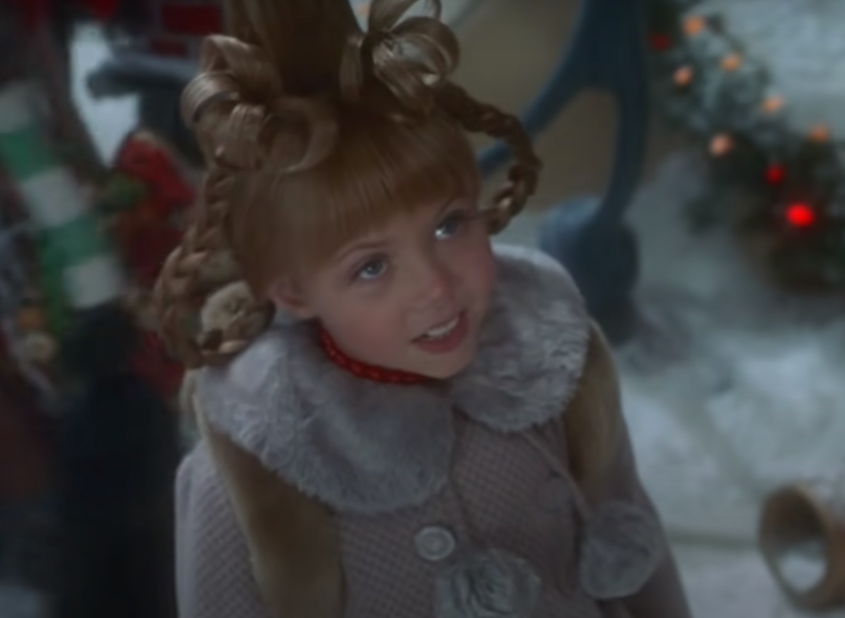 Close-up of Taylor smiling in a scene from &quot;How the Grinch Stole Christmas&quot;