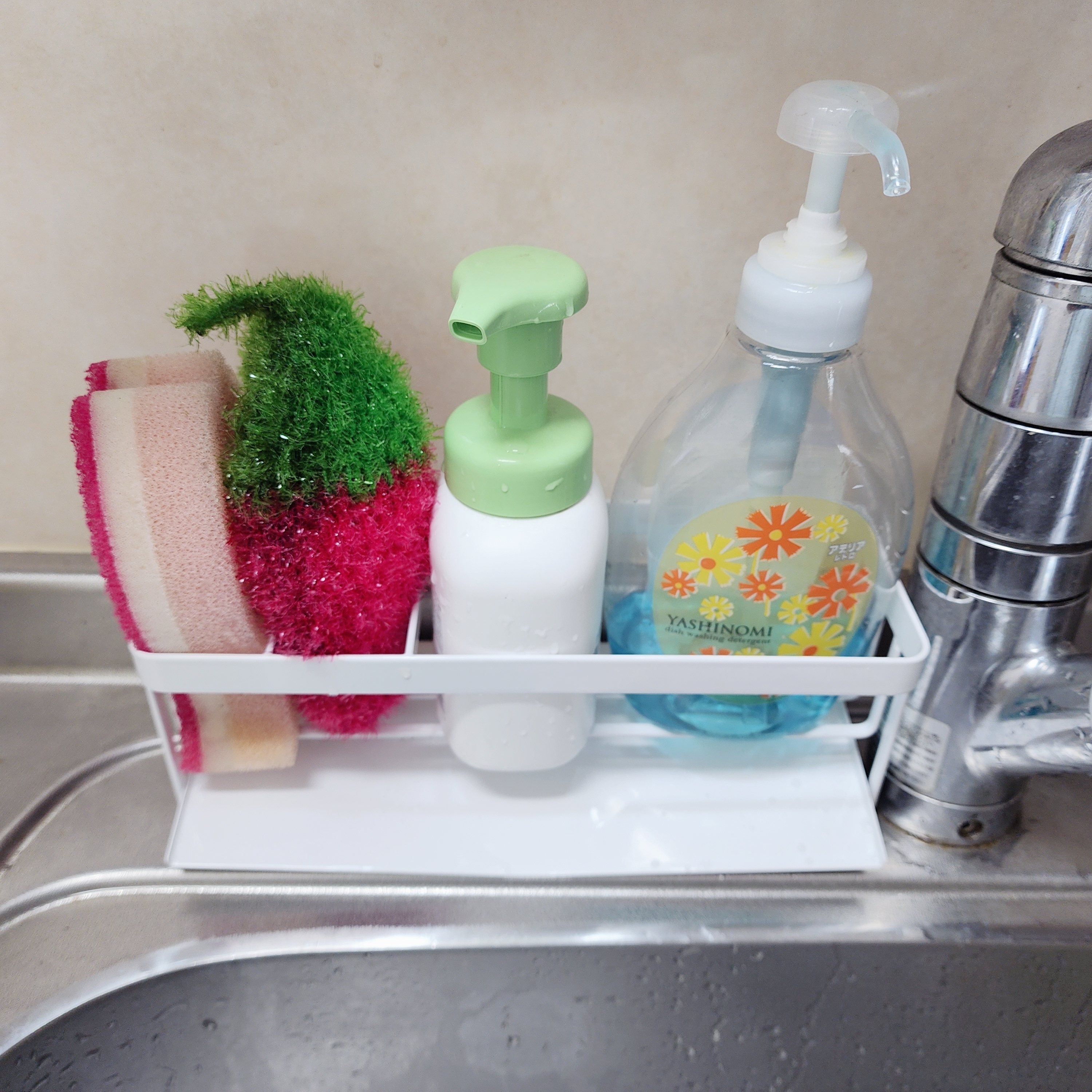 LOFT(ロフト)のおすすめ便利グッズ「水が流れるスポンジ&ボトルホルダー ホワイト 5016 tower(タワー)」