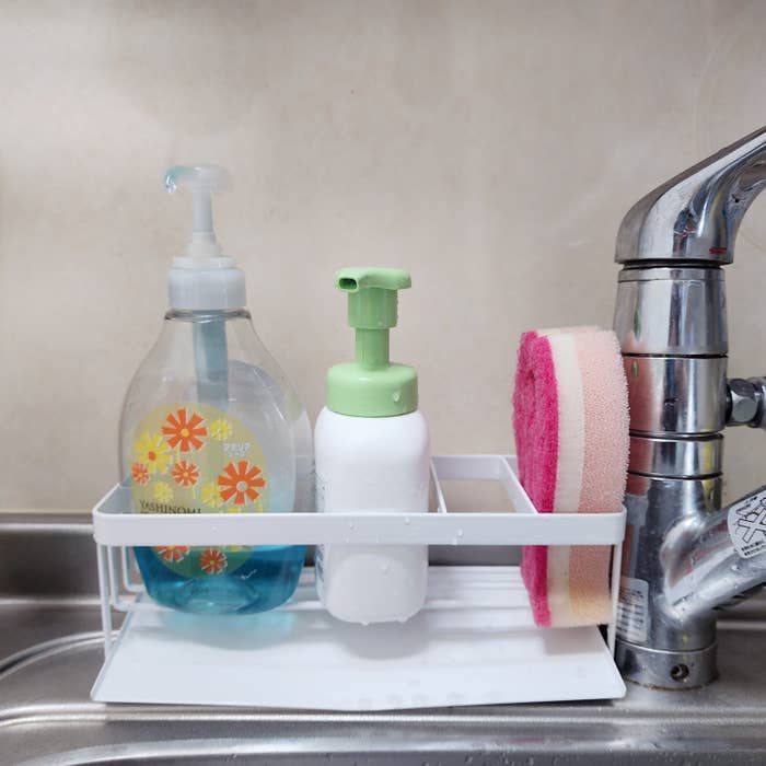 LOFT(ロフト)のおすすめ便利グッズ「水が流れるスポンジ&ボトルホルダー ホワイト 5016 tower(タワー)」