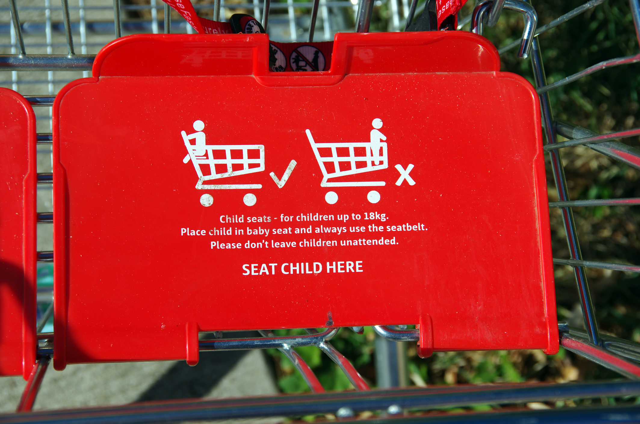 seat child here sign on the cart