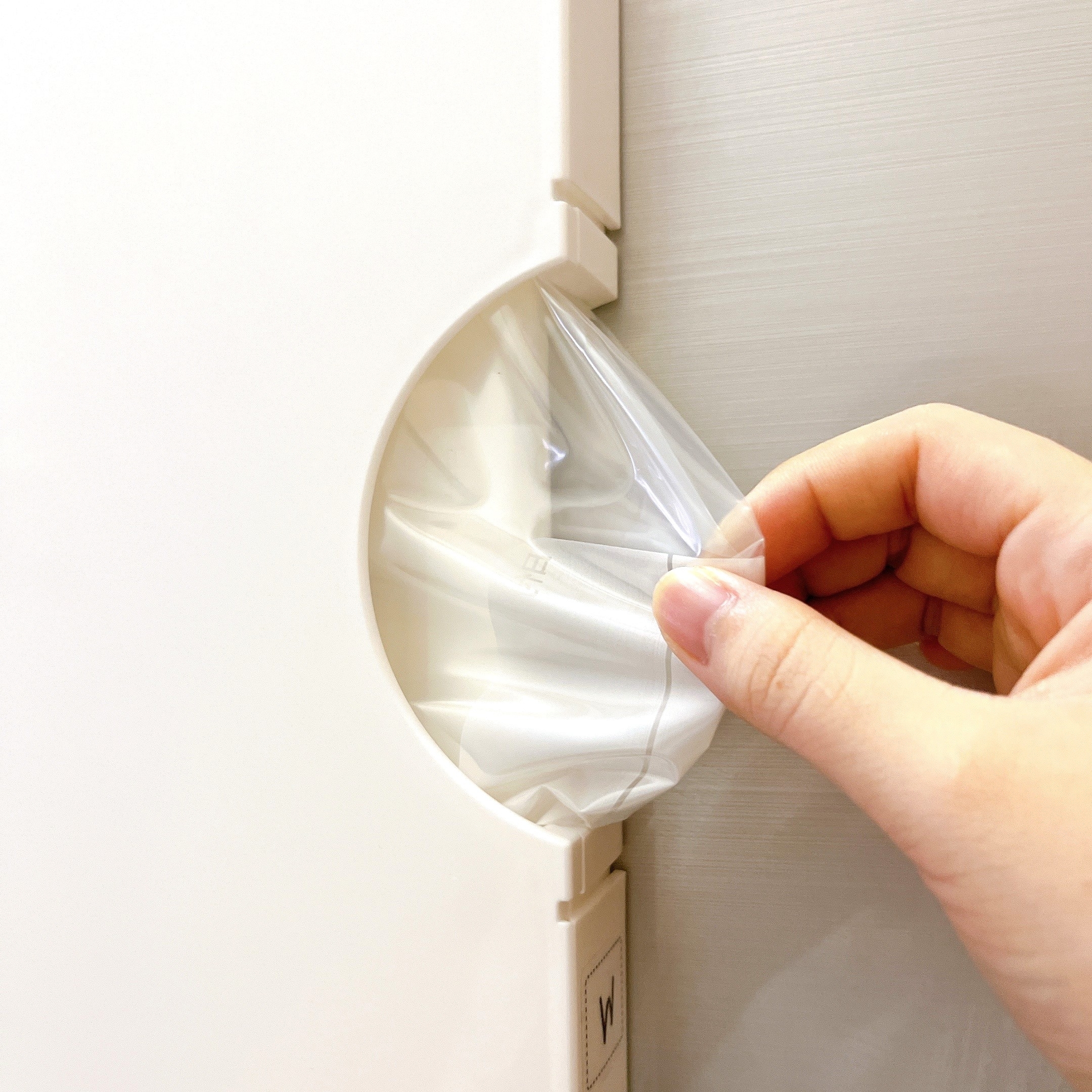 ニトリのオススメの商品「磁石でくっつくゴミ袋＆保存袋ホルダー（S K131）」