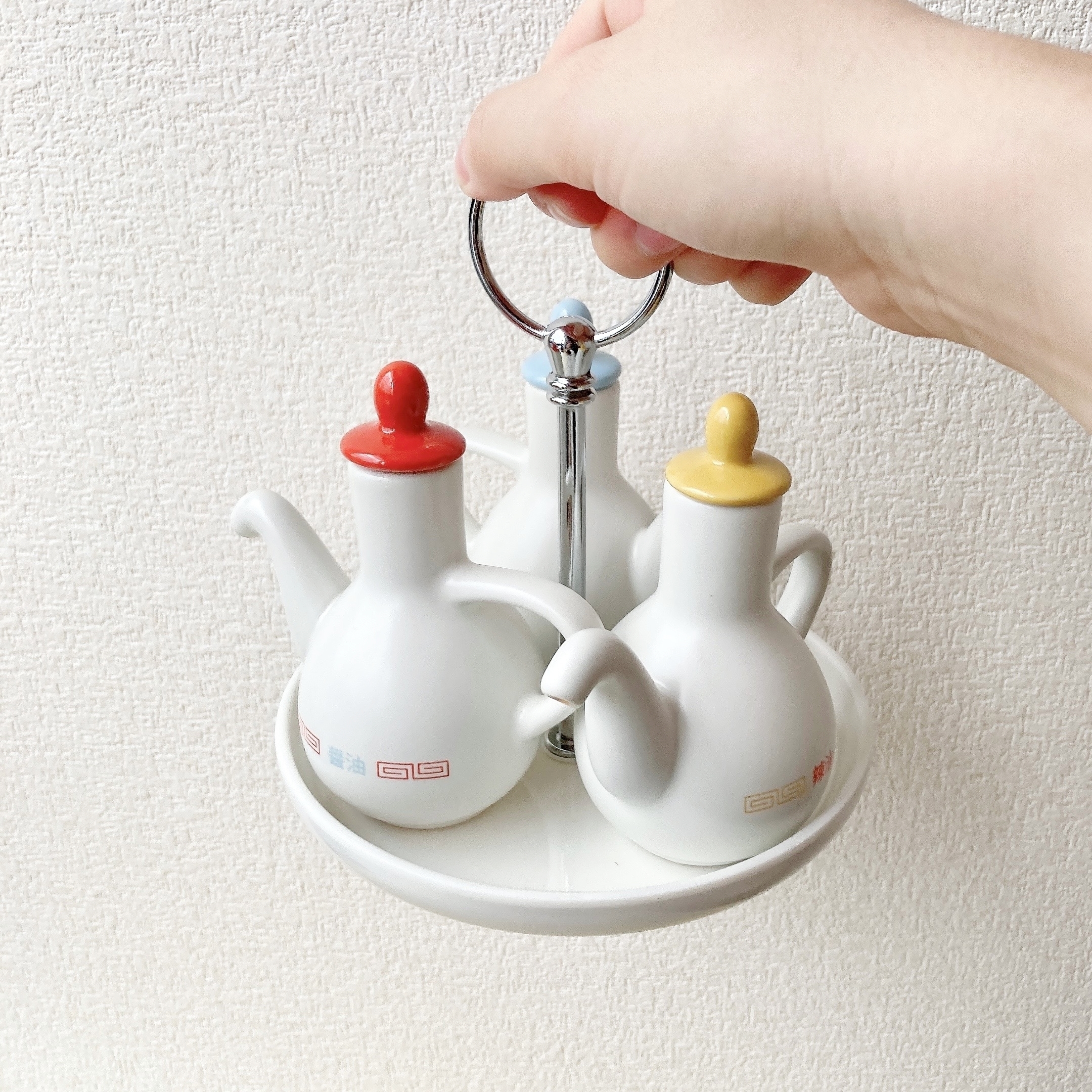 3COINS（スリーコインズ）のおすすめ商品「【NEO町中華】調味料入れ」と「【NEO町中華】カスタートレイ」