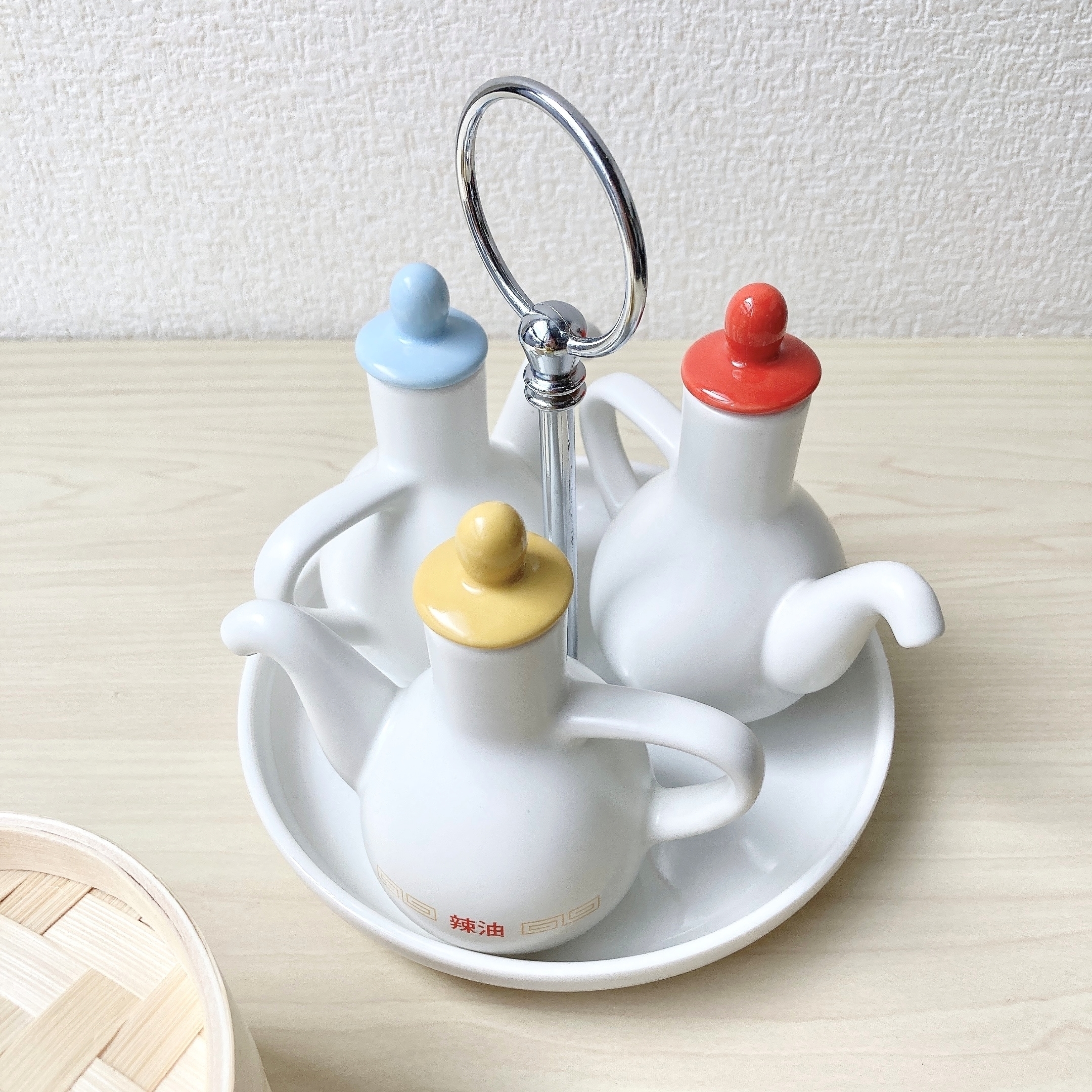 3COINS（スリーコインズ）のおすすめ商品「【NEO町中華】調味料入れ」と「【NEO町中華】カスタートレイ」