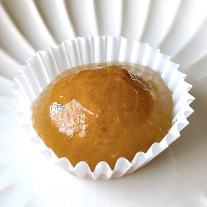 LAWSON（ローソン）のおすすめスイーツ「わらび餅で包んだきなこ玉（黒蜜入り）」