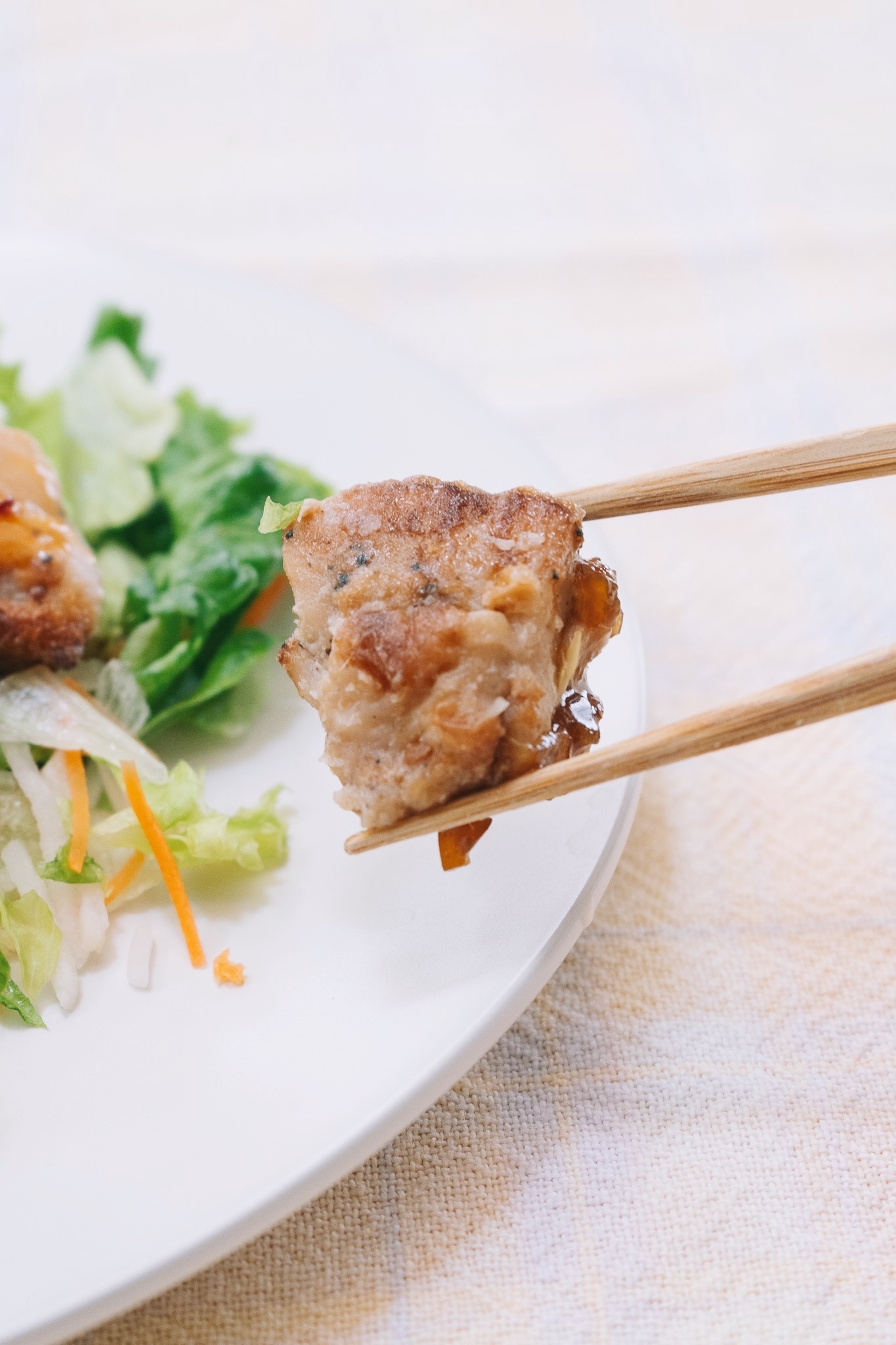 セブンのオススメサラダ「たんぱく質が摂れるおつまみチキンのサラダ」