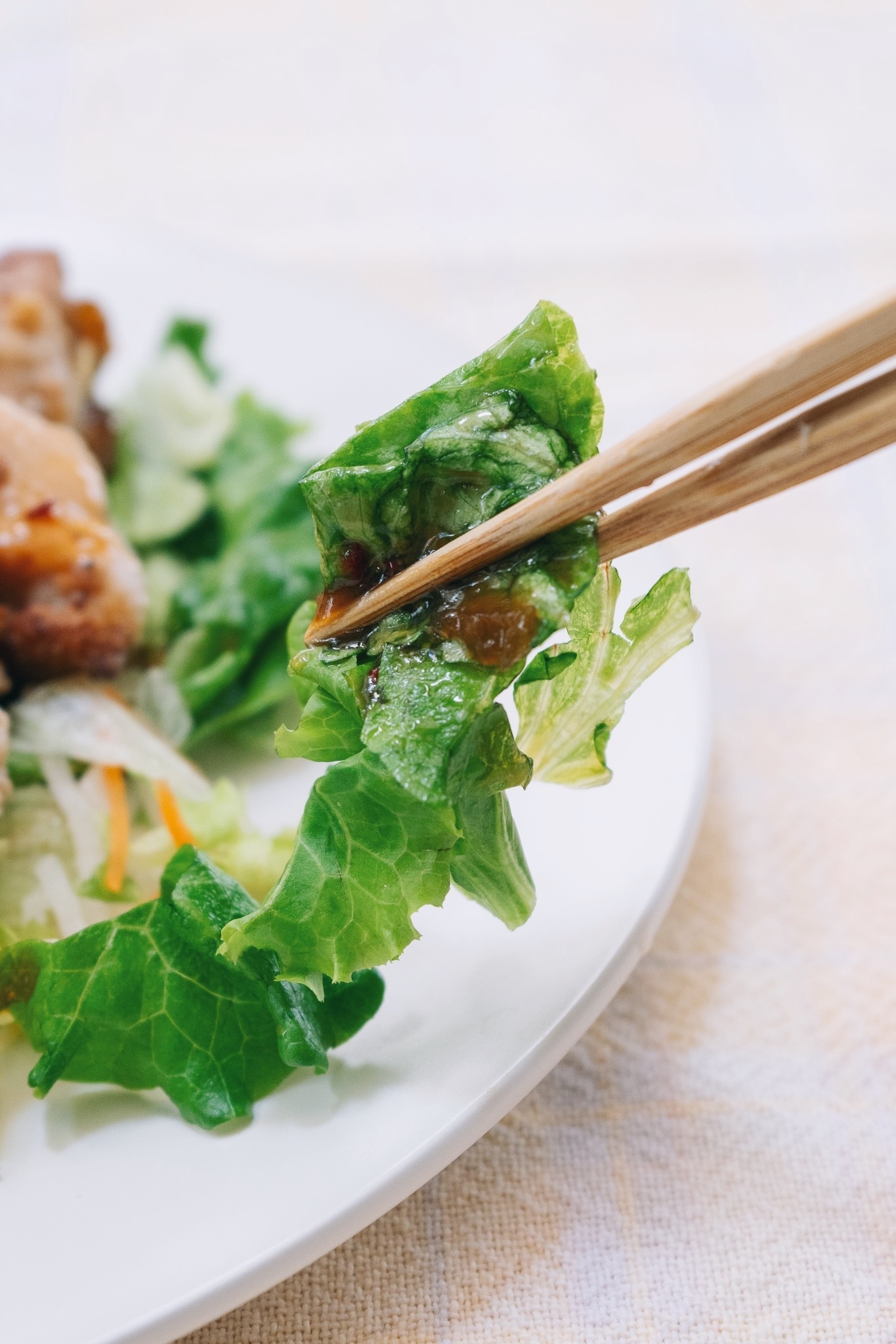 セブンのオススメサラダ「たんぱく質が摂れるおつまみチキンのサラダ」