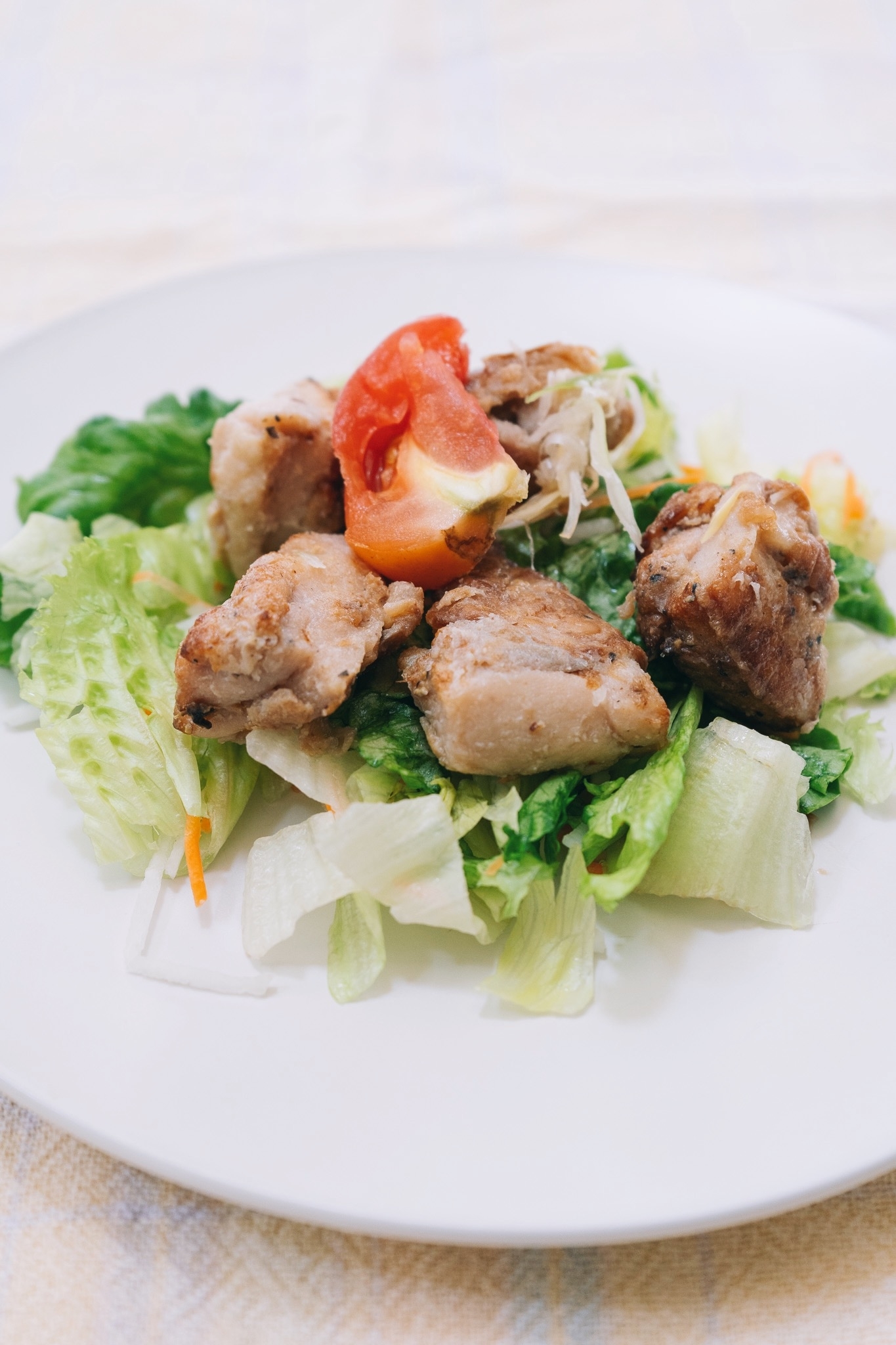 セブンのオススメサラダ「たんぱく質が摂れるおつまみチキンのサラダ」