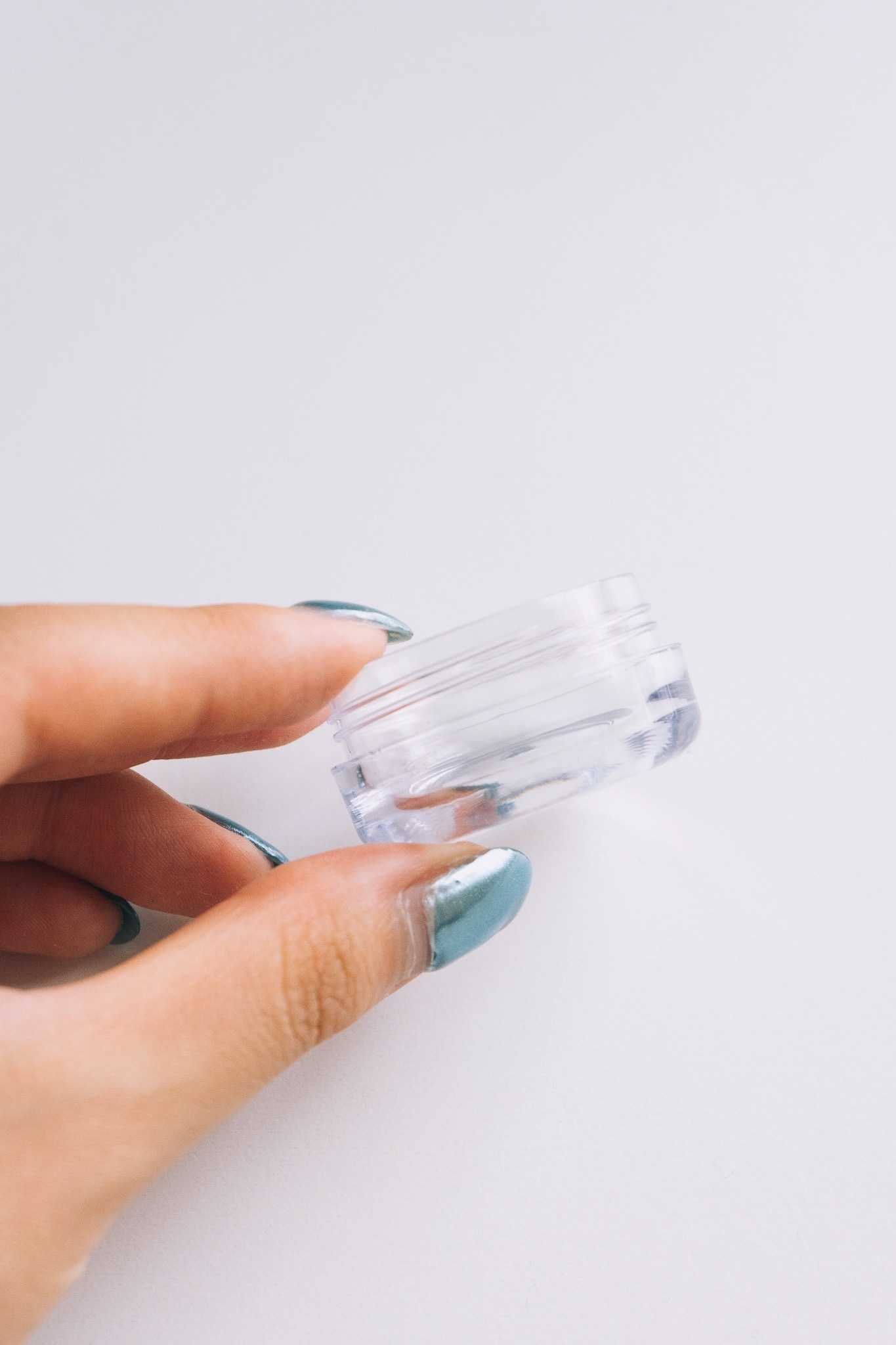 セリアの便利グッズ「クリアクリームケースヘラ付き 6mL」「クリアクリームケースヘラ付き 10mL」