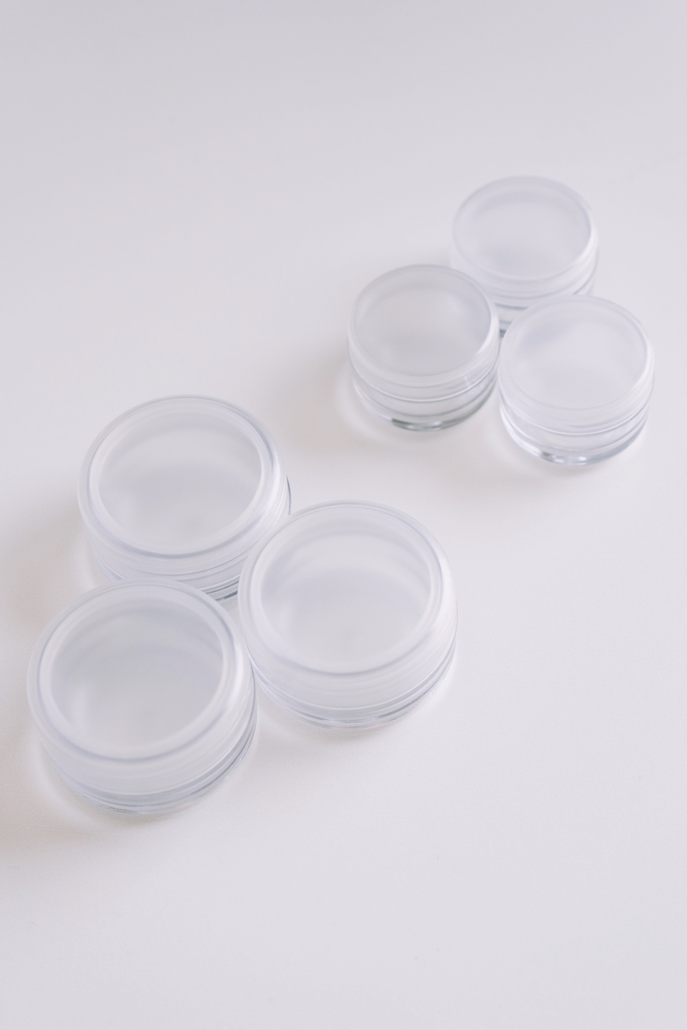 セリアの便利グッズ「クリアクリームケースヘラ付き 6mL」「クリアクリームケースヘラ付き 10mL」