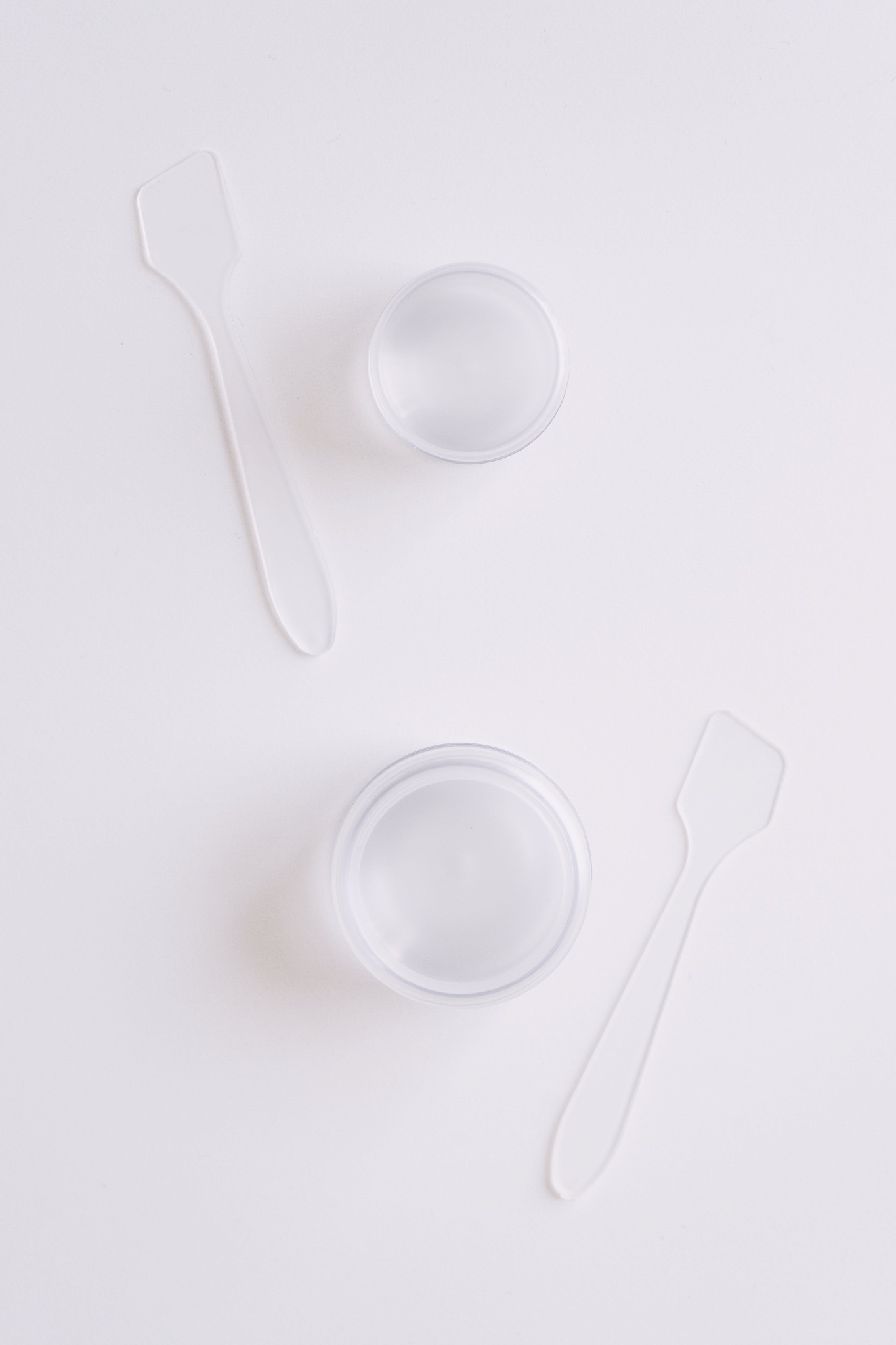 セリアの便利グッズ「クリアクリームケースヘラ付き 6mL」「クリアクリームケースヘラ付き 10mL」