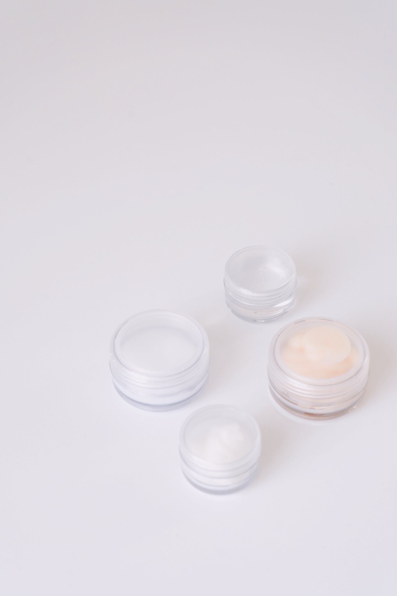 セリアの便利グッズ「クリアクリームケースヘラ付き 6mL」「クリアクリームケースヘラ付き 10mL」