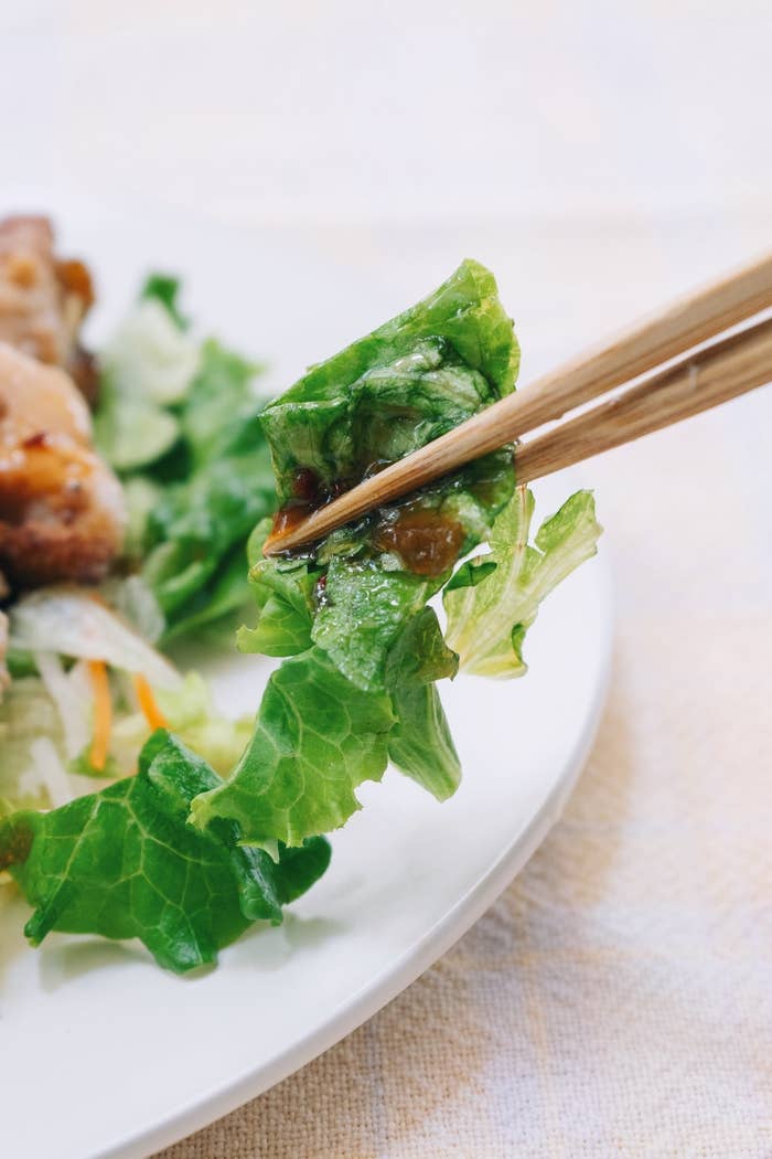 セブンのオススメサラダ「たんぱく質が摂れるおつまみチキンのサラダ」