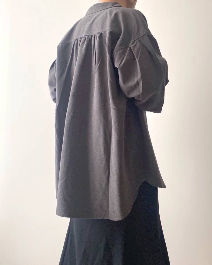 グローバルワークのオススメの商品「ピーチサテンハオリシャツ」