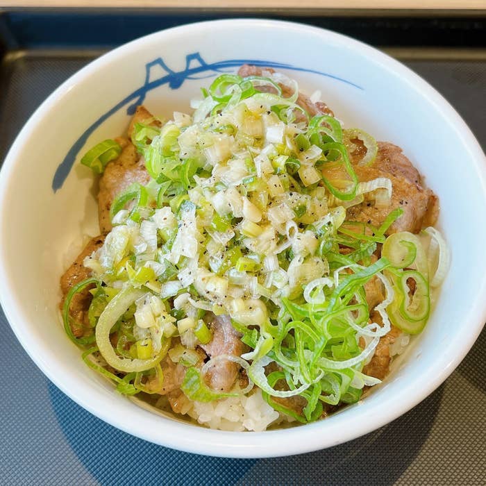 松屋のオススメの期間限定メニュー「ネギ塩牛焼肉丼」